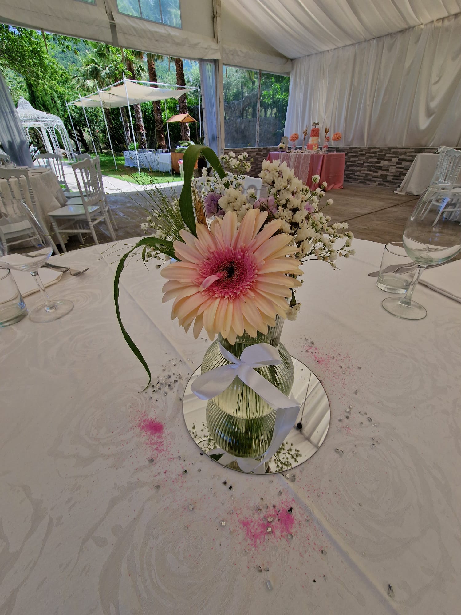 vaso pieno di fiori appoggiato su un tavolo