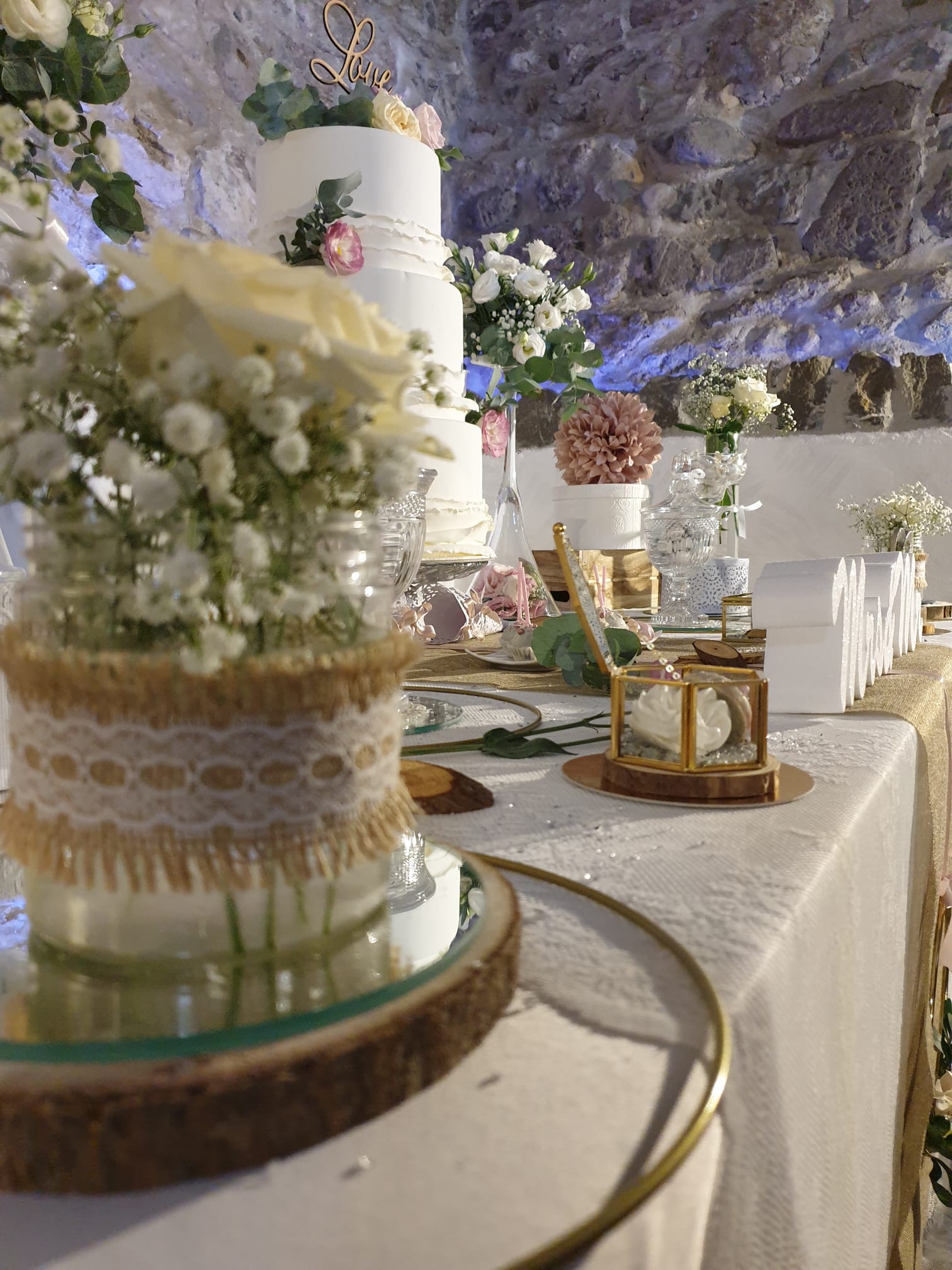 tavolo con dei fiori e una torta decorata sopra