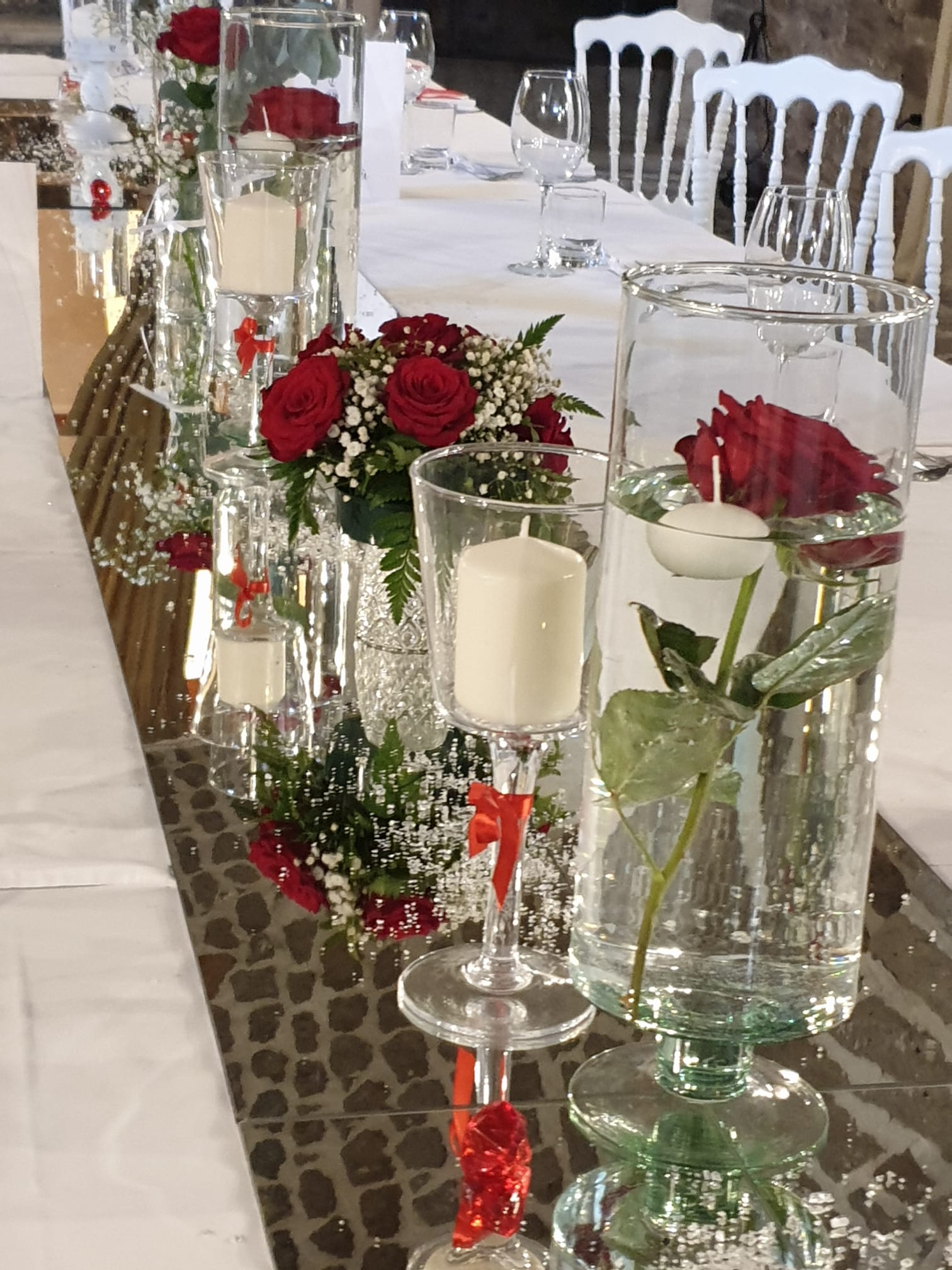 lungo tavolo con vasi pieni di fiori e candele