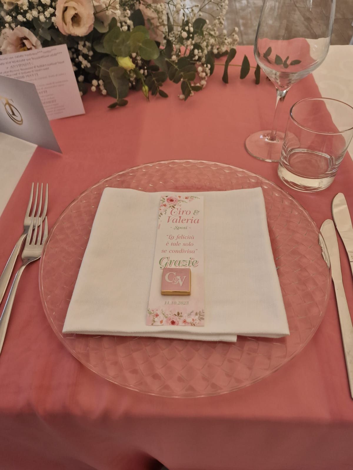 piatto con un tovagliolo sopra è su un tavolo