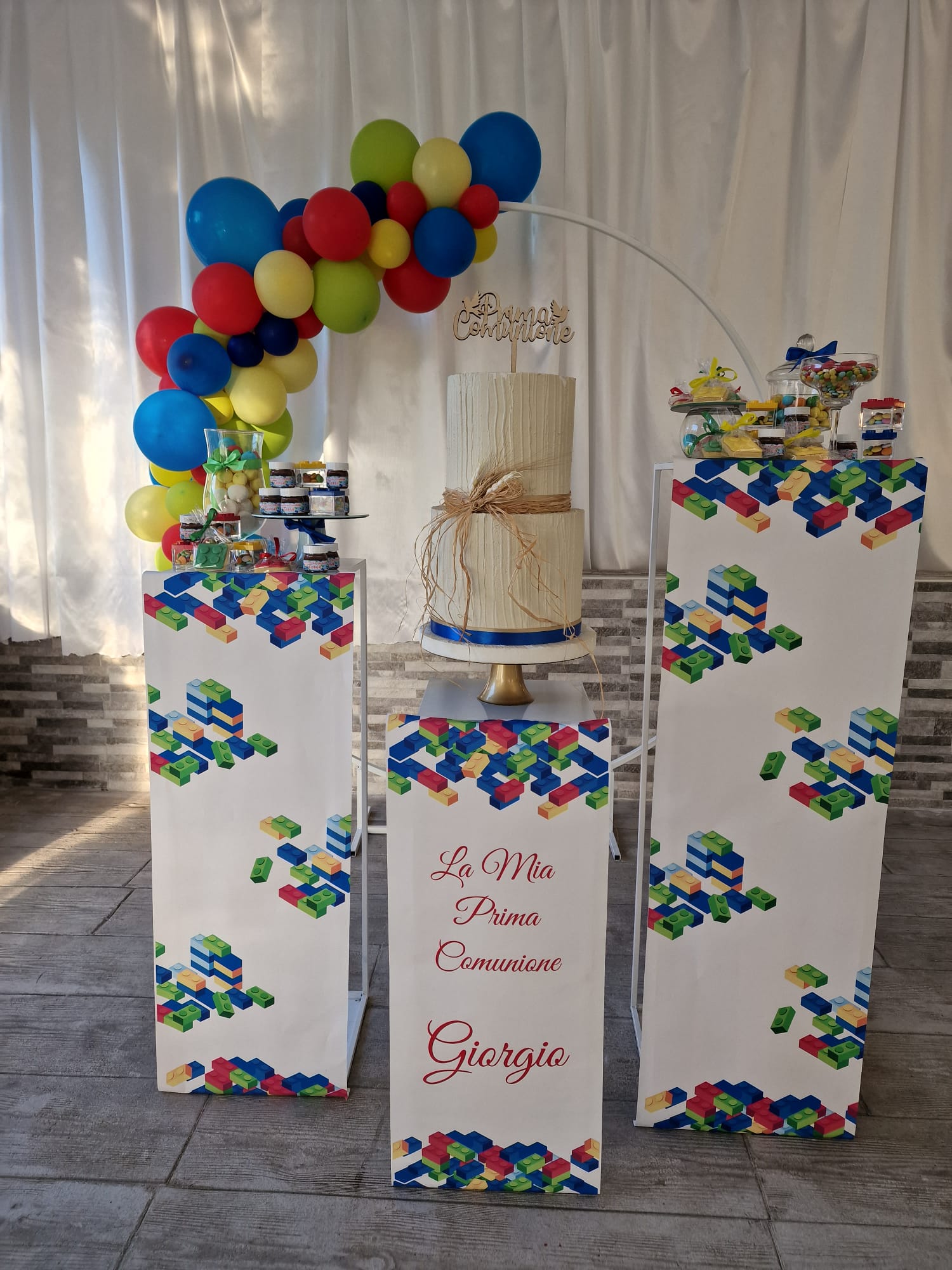 torta appoggiata su un'impalcatura per festeggiare una prima comunione