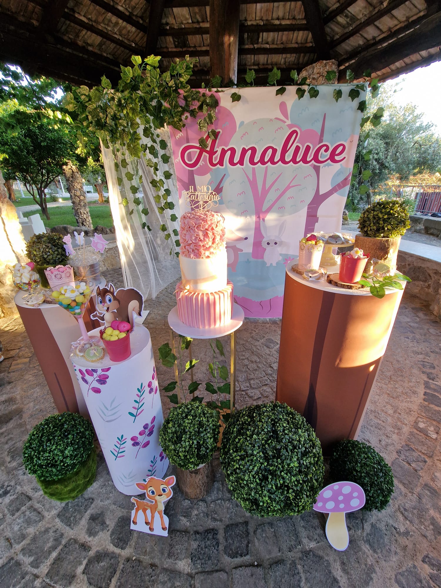 festa di battesimo per una bambina con torta e decorazioni