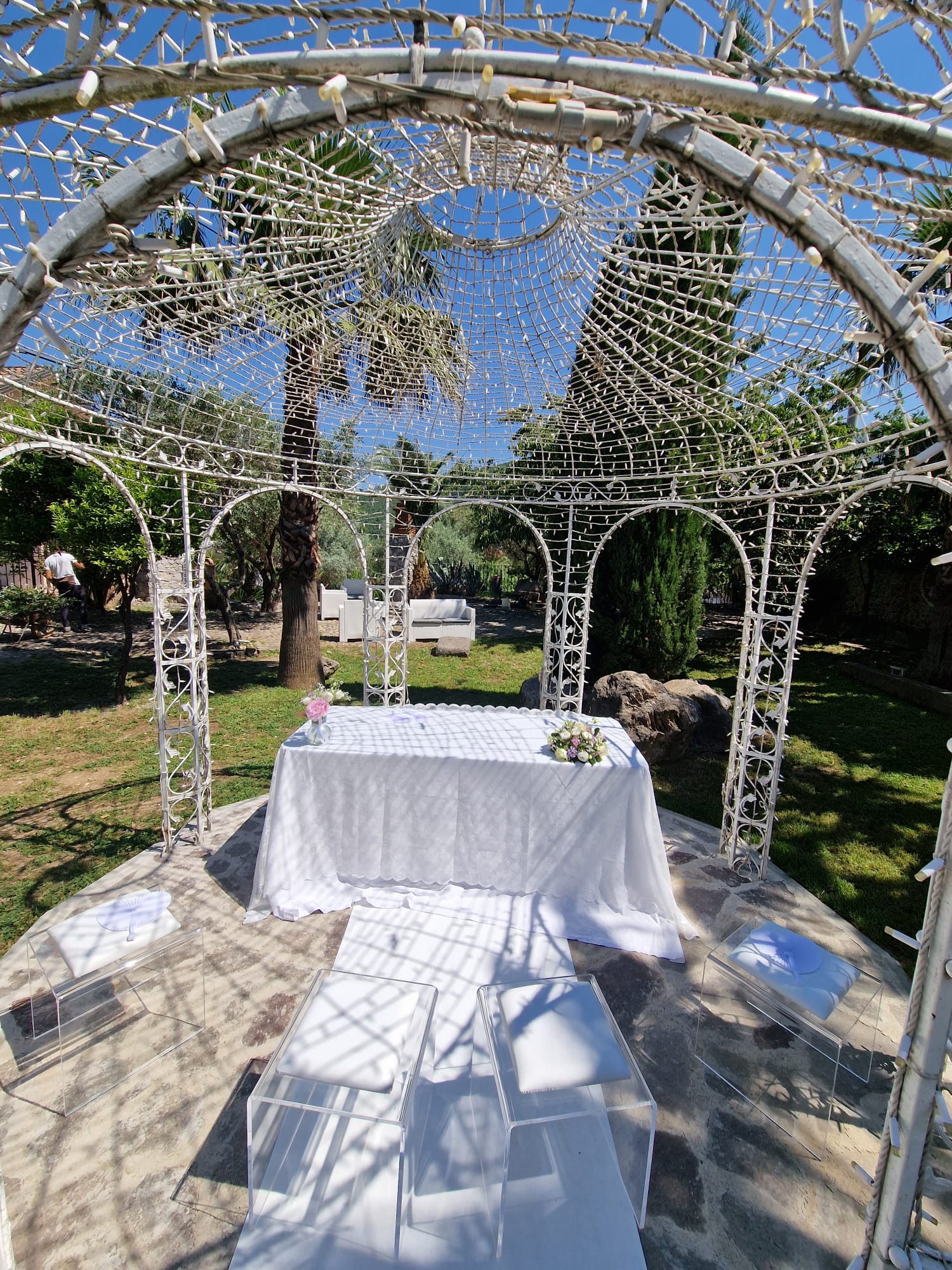 tavolo e delle sedie sotto un gazebo