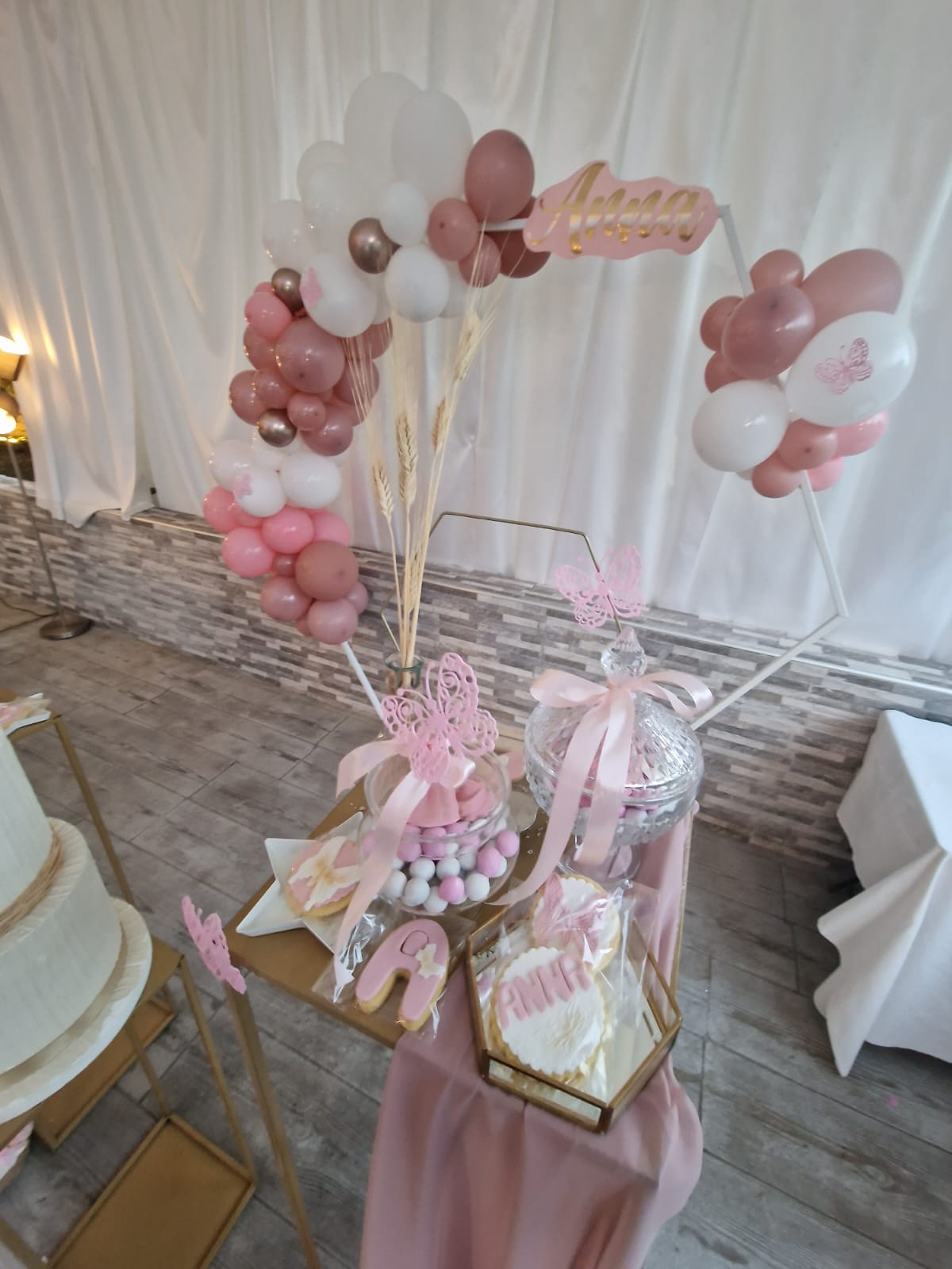 tavolo con palloncini, biscotti e una torta sopra