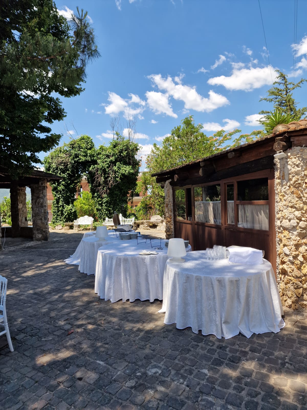 fila di tavoli allineati all'esterno della Tenuta Olivia