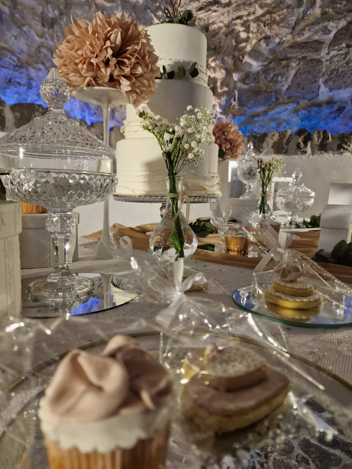 tavolo con sopra cupcakes, biscotti e torte