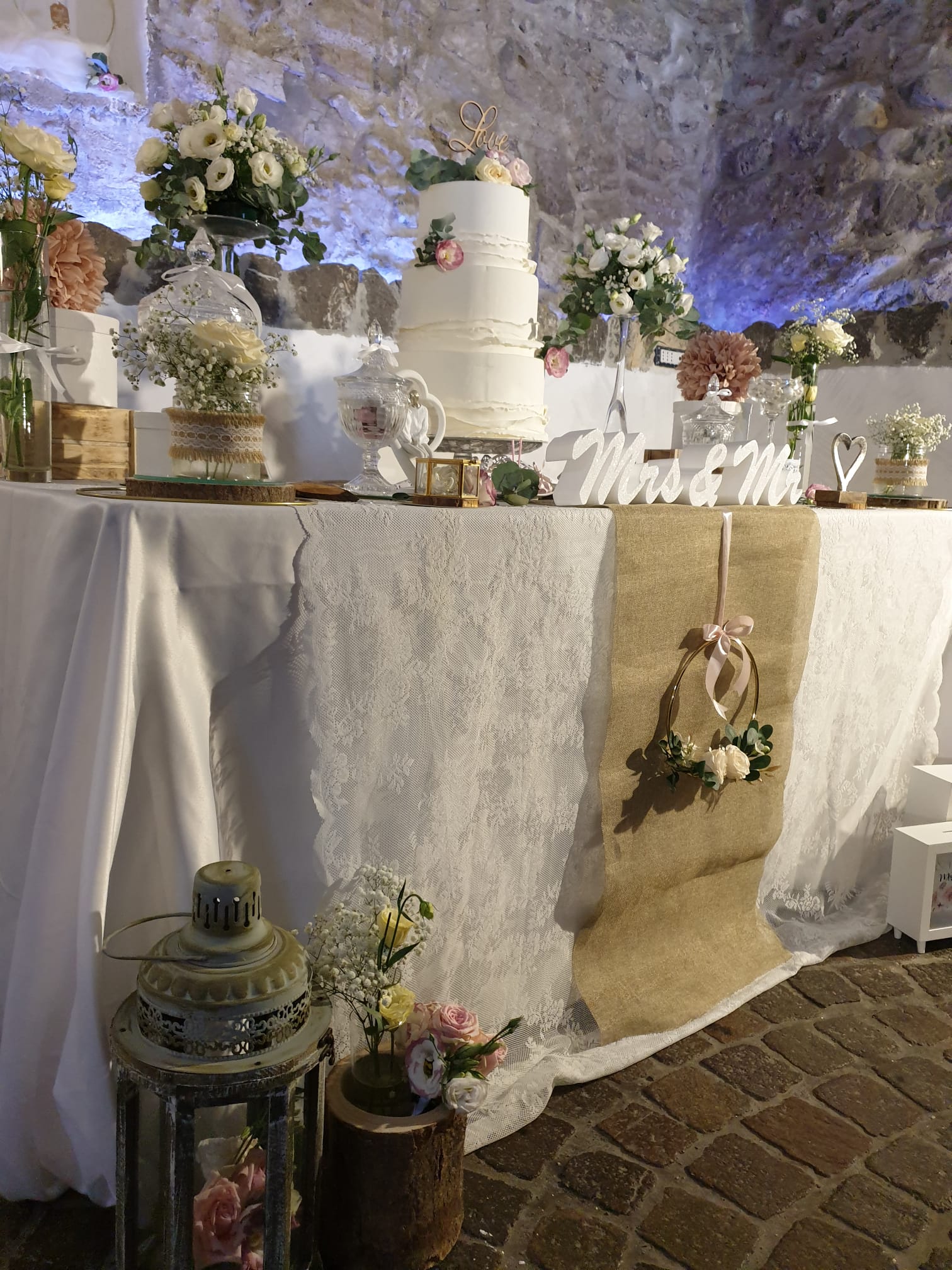 tavolo con una torta nuziale e dei fiori sopra