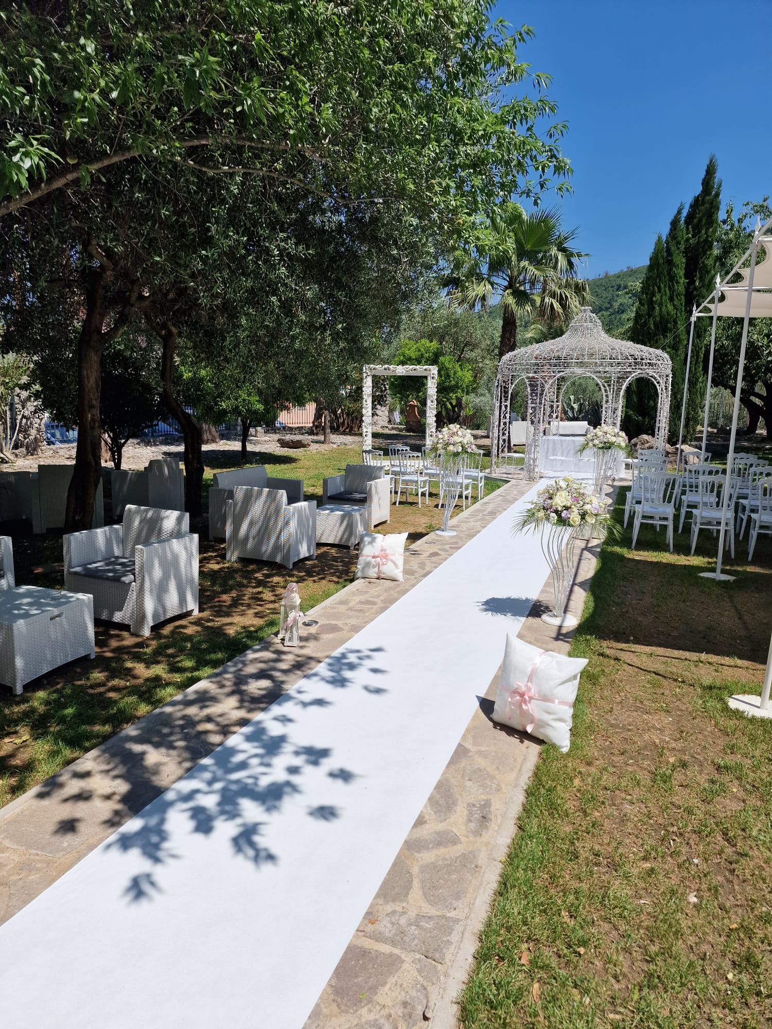 lungo corridoio bianco che conduce a un gazebo