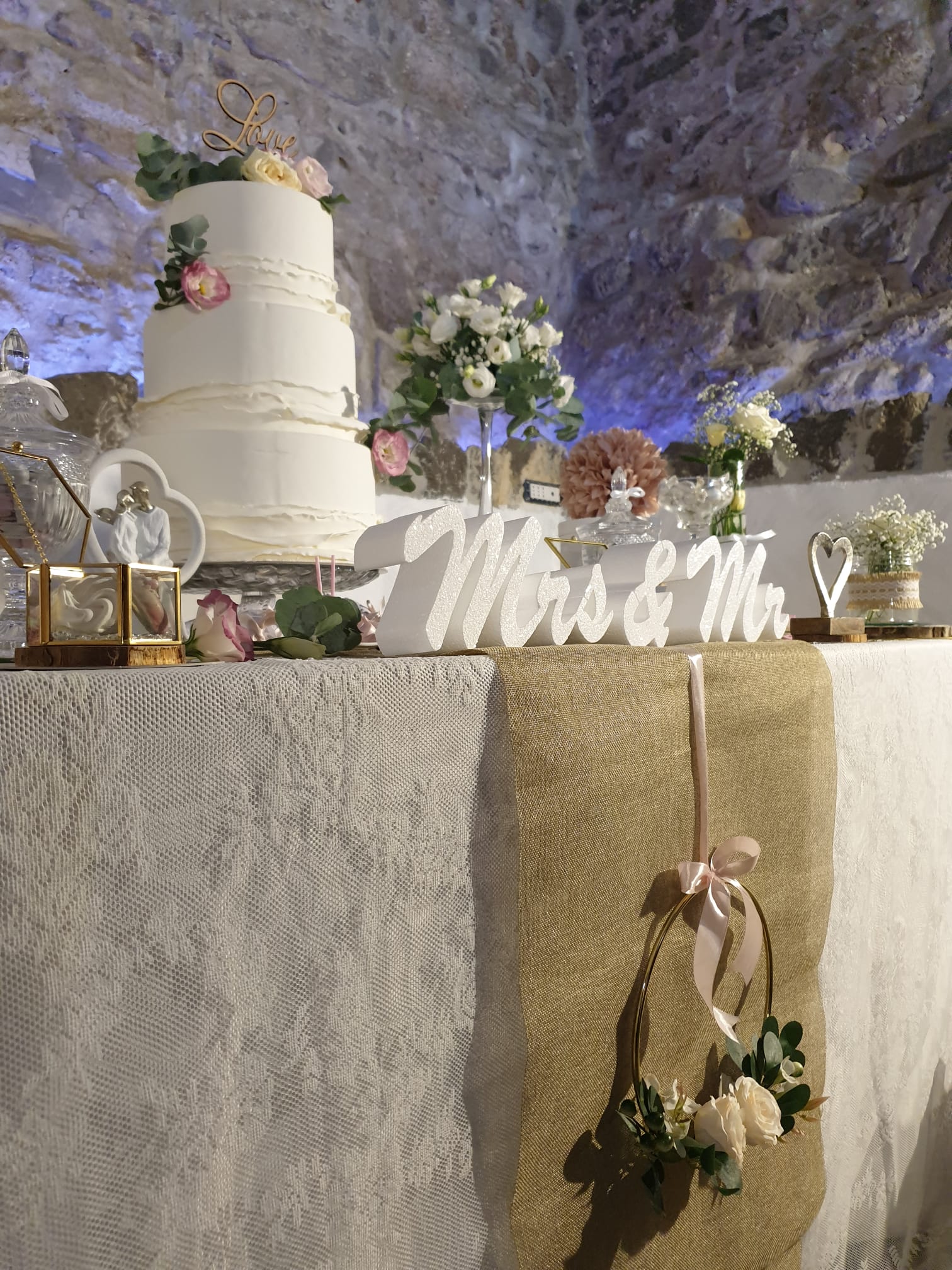 tavolo con una torta e dei fiori