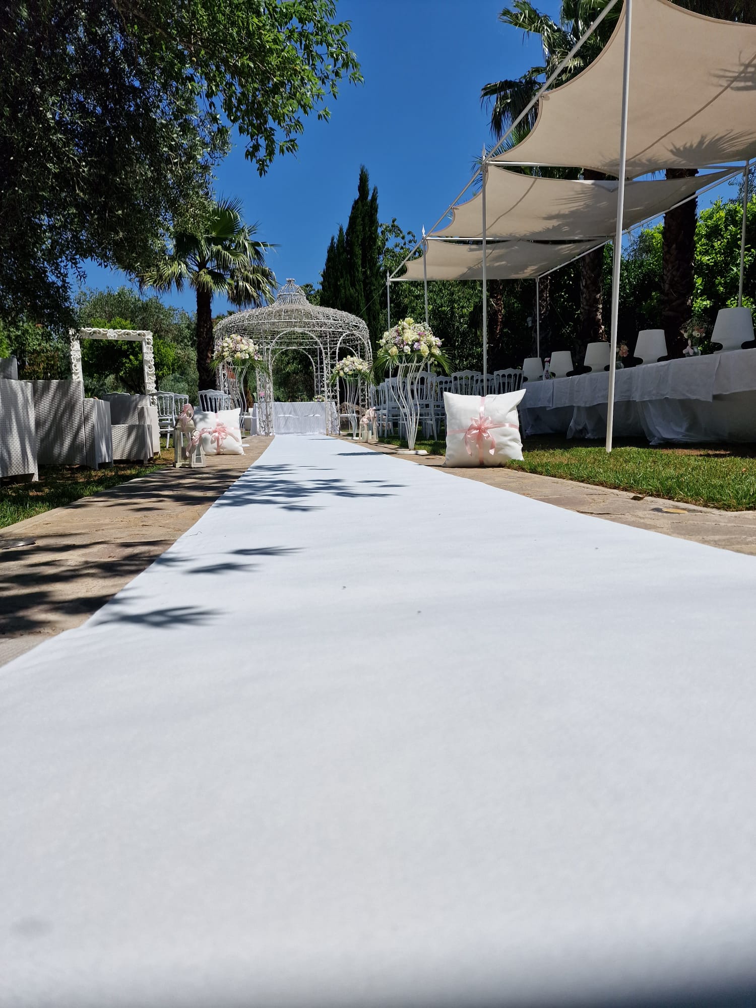 tappeto bianco che conduce zona del ricevimento nuziali
