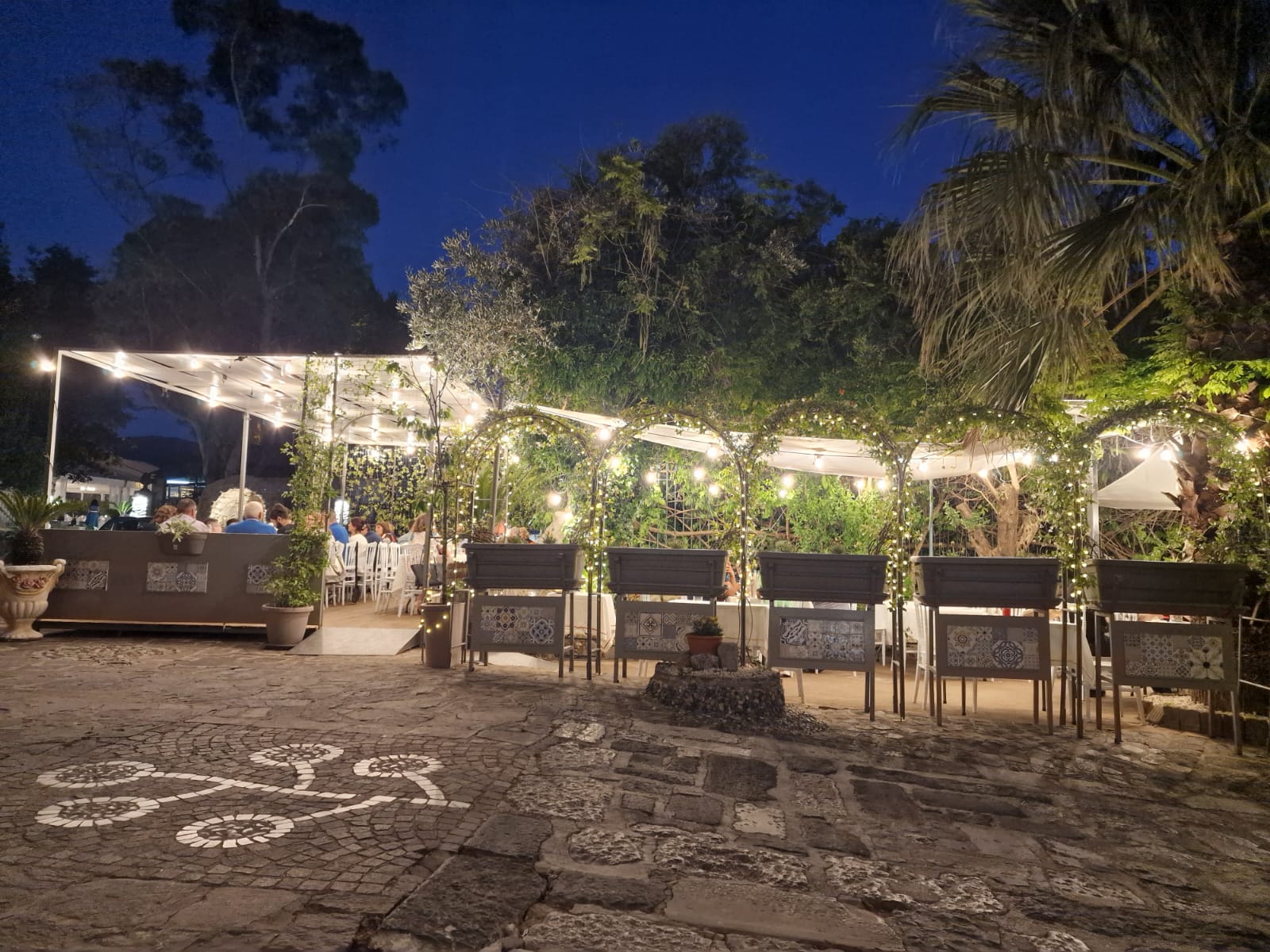 dehors del ristorante con tavoli e sedie, illuminato di notte