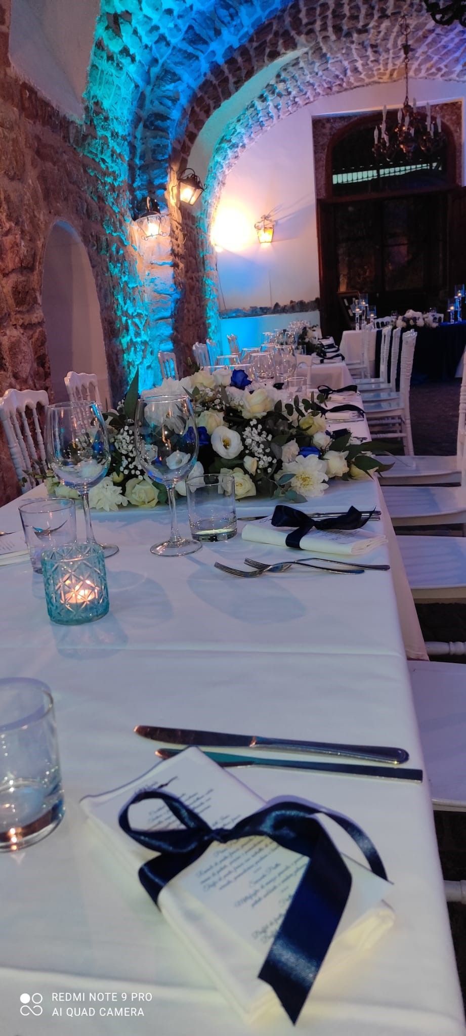 lungo tavolo apparecchiato per un ricevimento di nozze