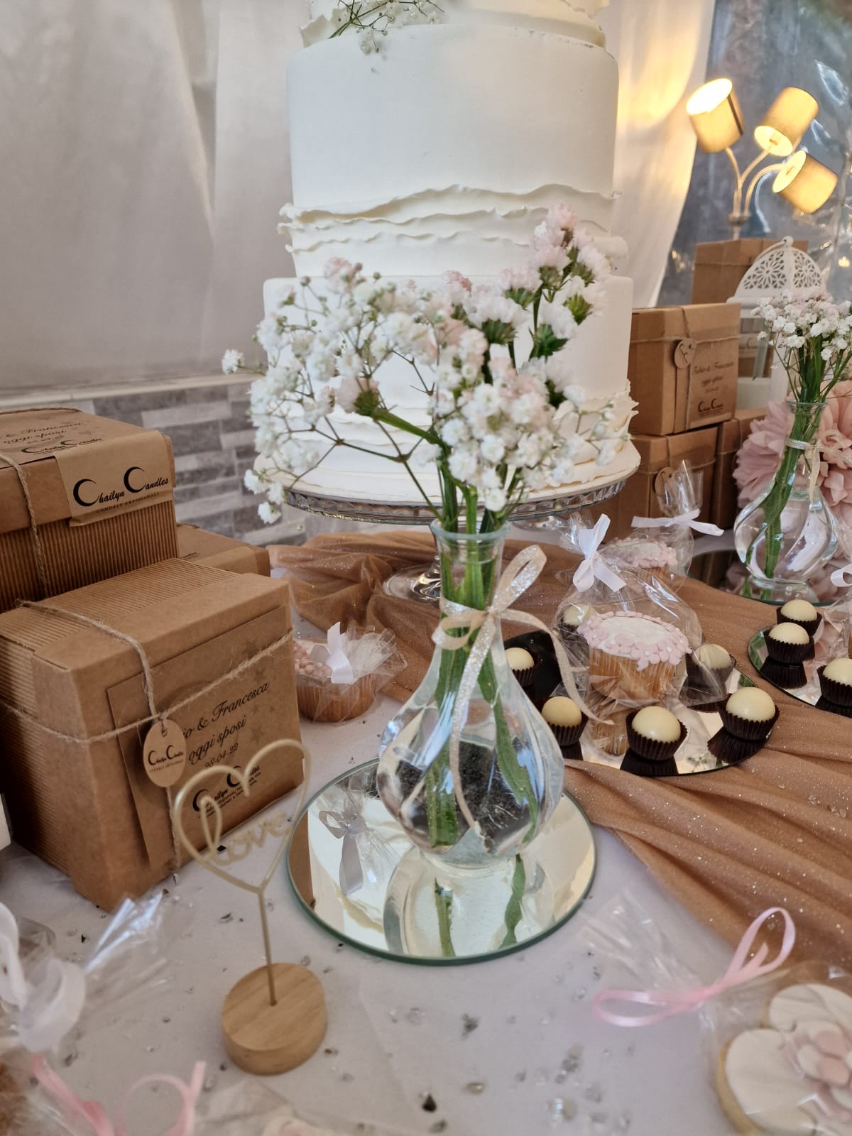 tavolo con una torta e dei fiori sopra