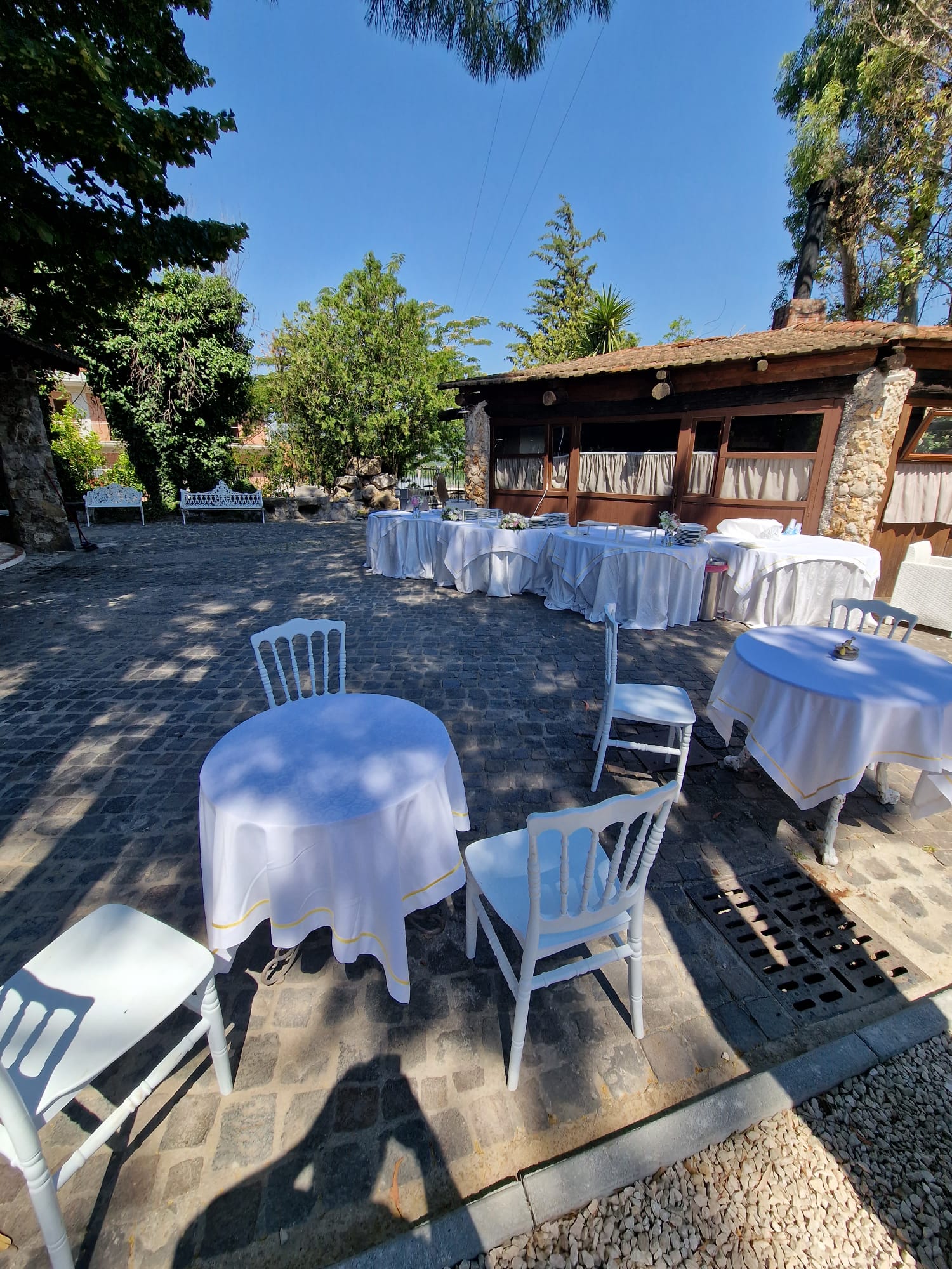 patio con tavoli e sedie allestiti per una festa