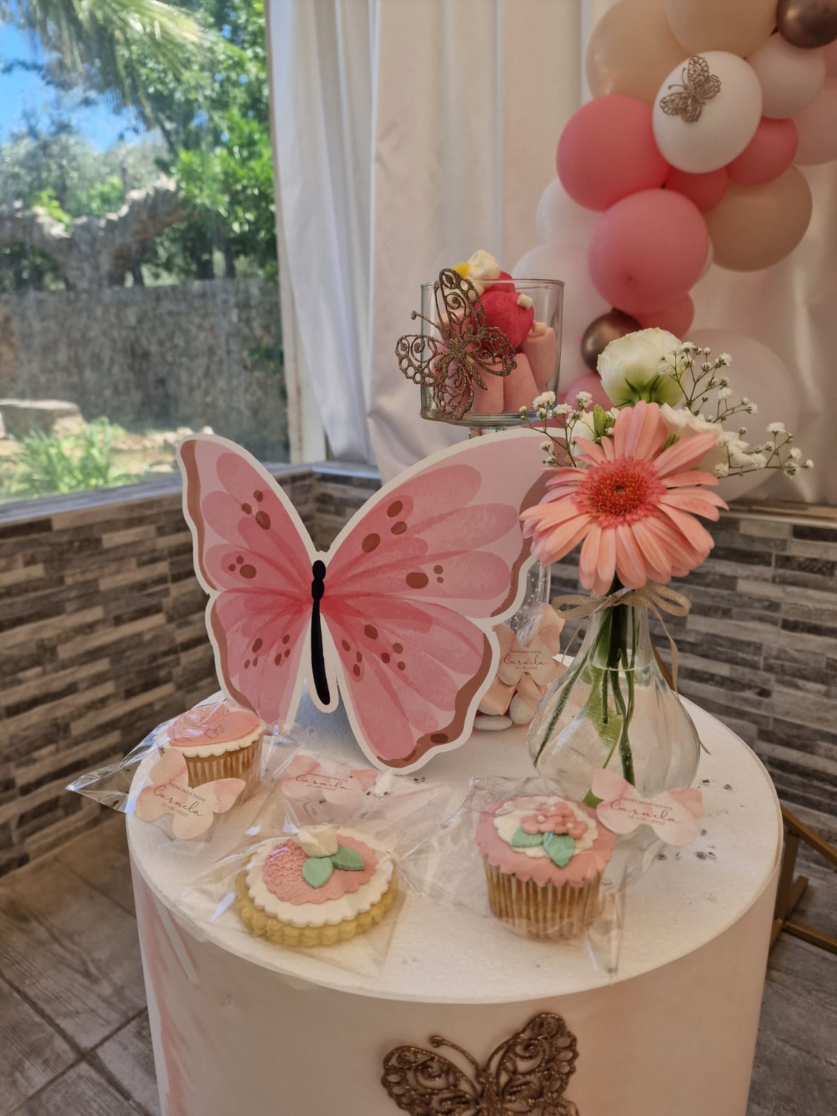 torta decorata con farfalle di glassa