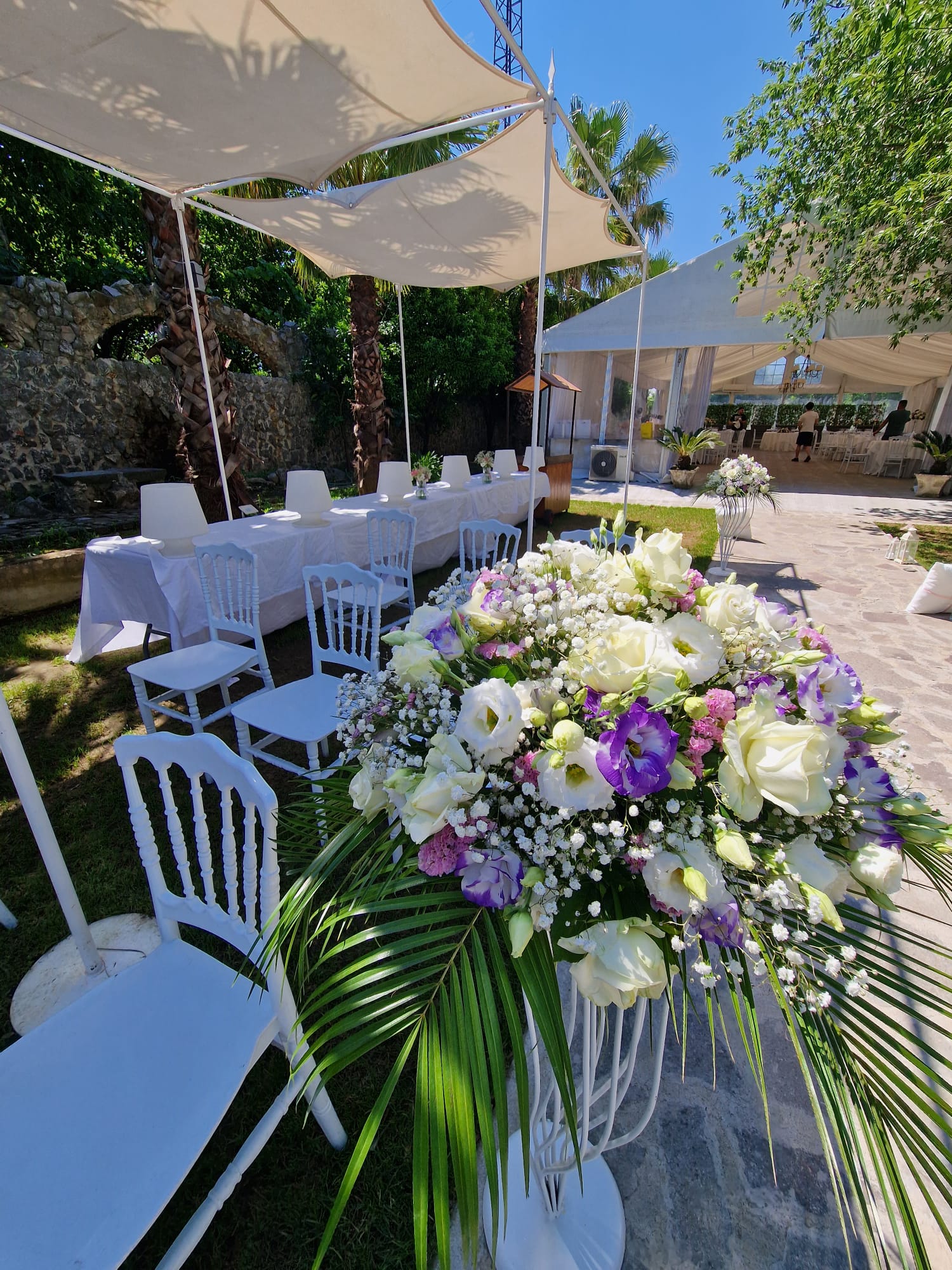 lungo tavolo con fiori viola e bianchi sopra