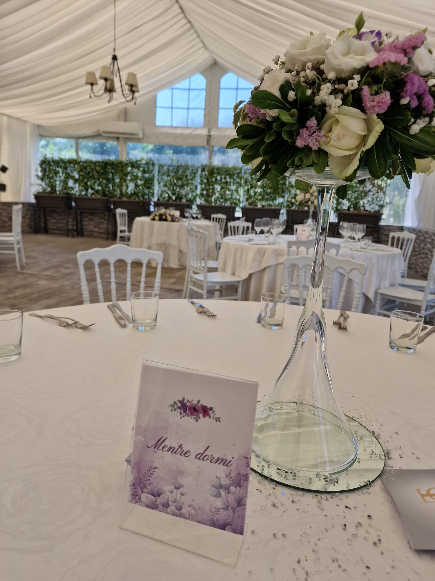 tavola apparecchiata con un vaso di fiori sopra