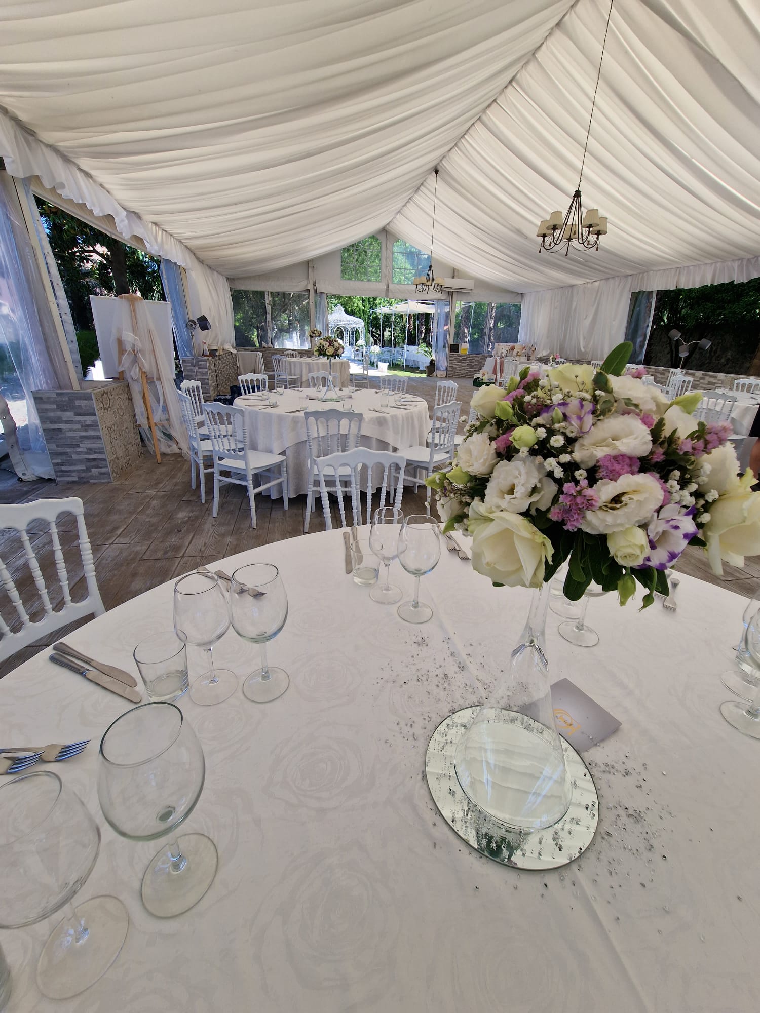 tavolo apparecchiato per un ricevimento di nozze