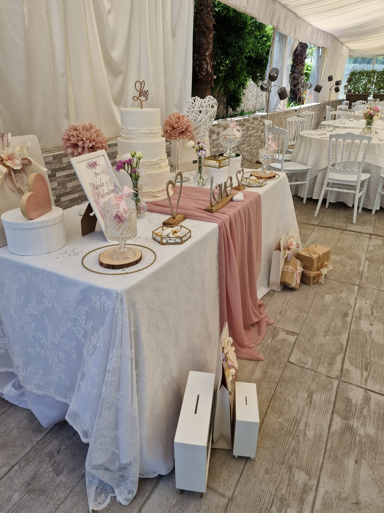 tavolo con una torta sopra in una stanza con tavoli e sedie