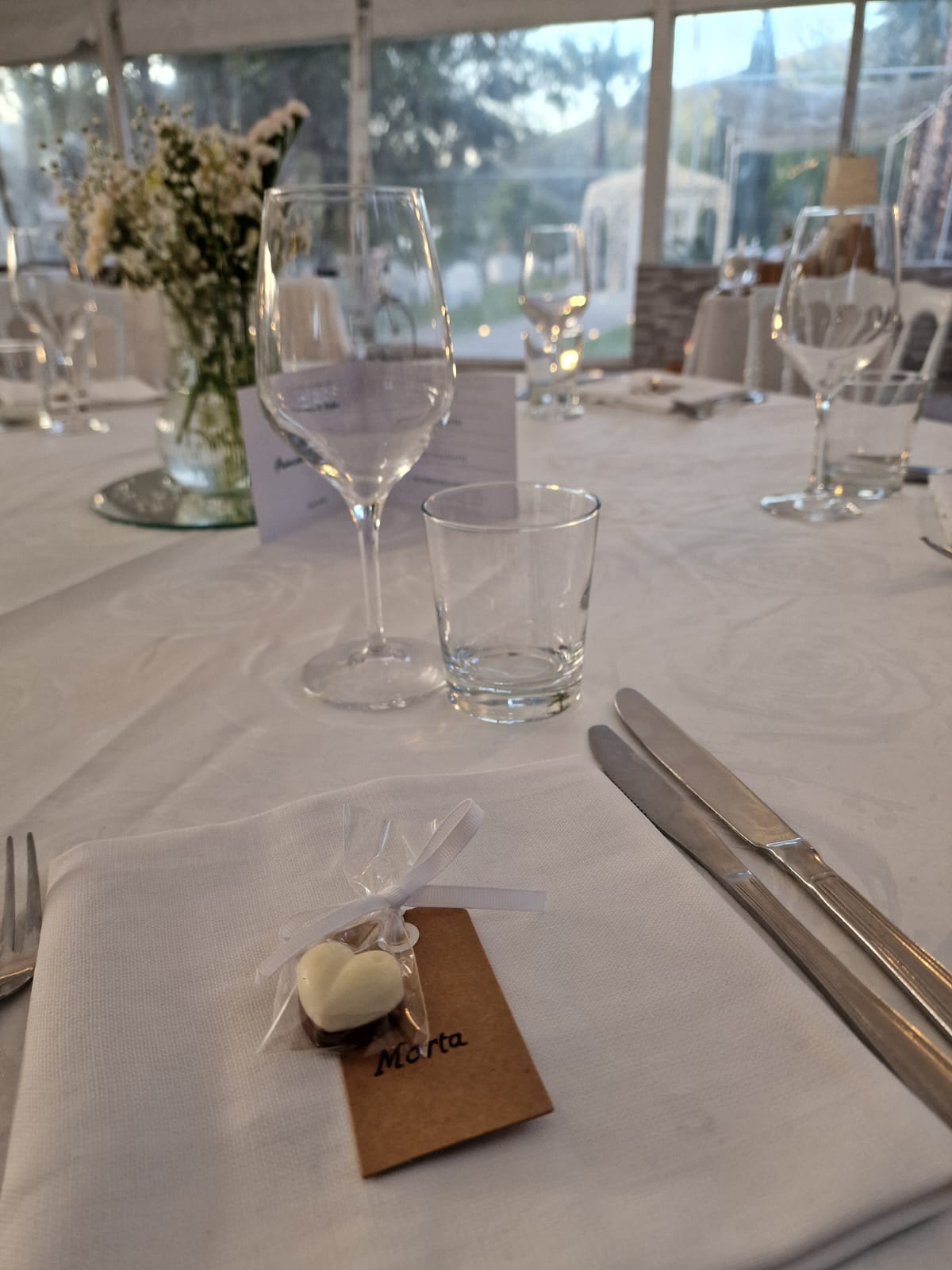 tavola apparecchiata con un'etichetta