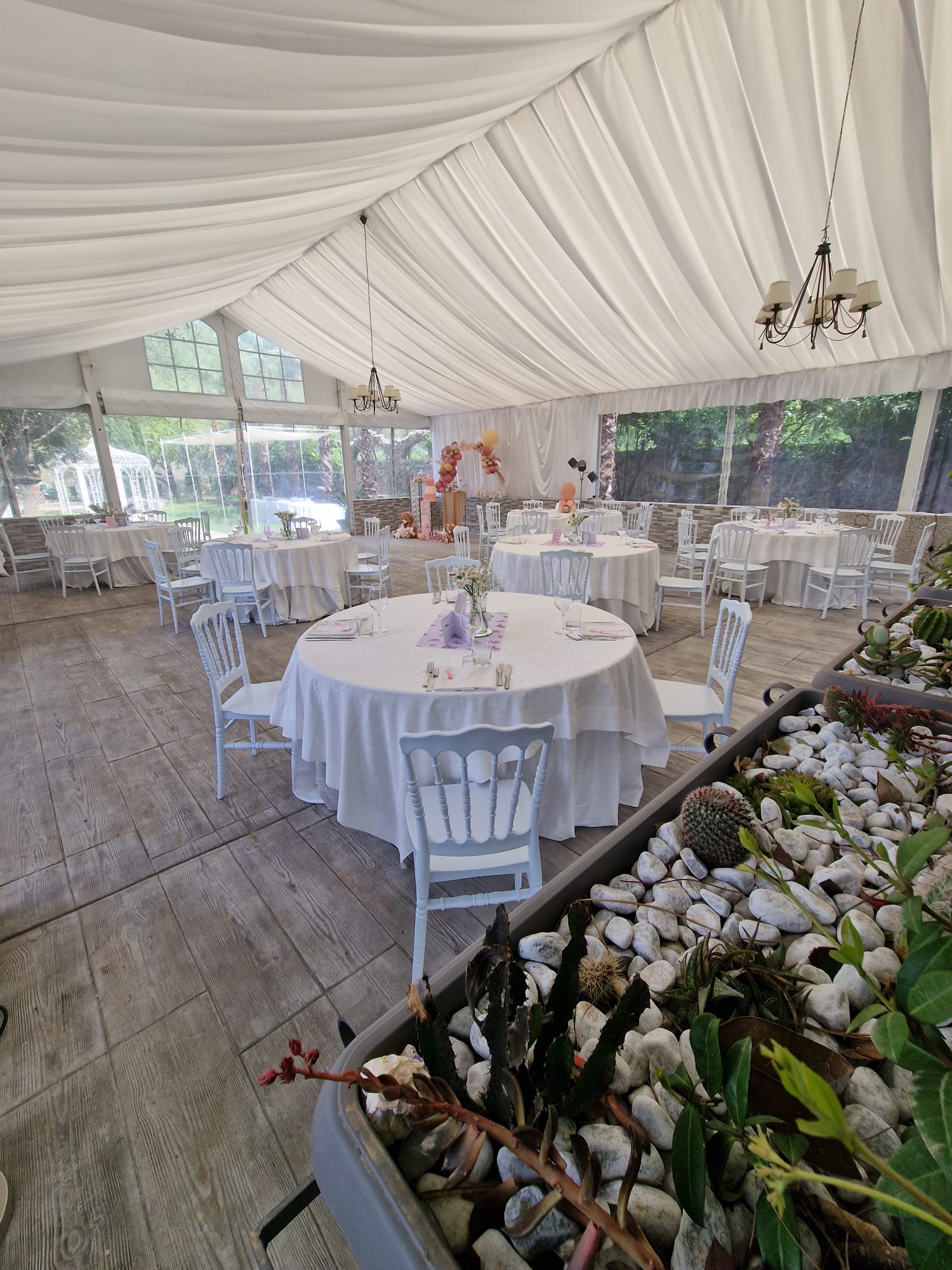 grande tenda con tavoli e sedie allestita per un ricevimento di nozze