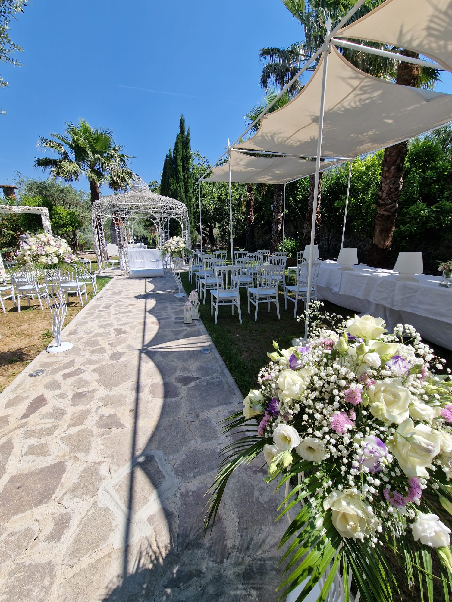 cerimonia nuziale in un giardino con fiori