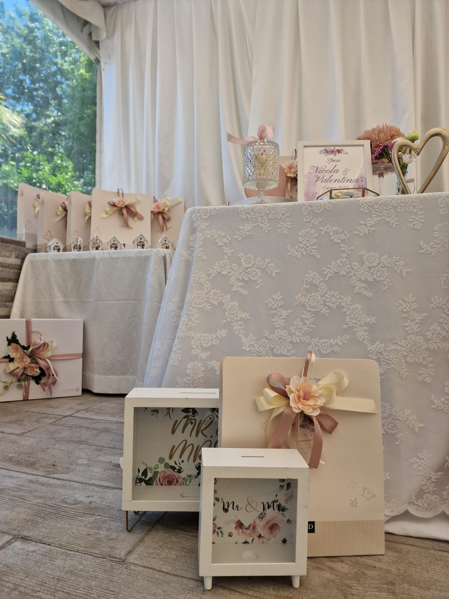 tavolo con una tovaglia bianca allestita per un pranzo di nozze