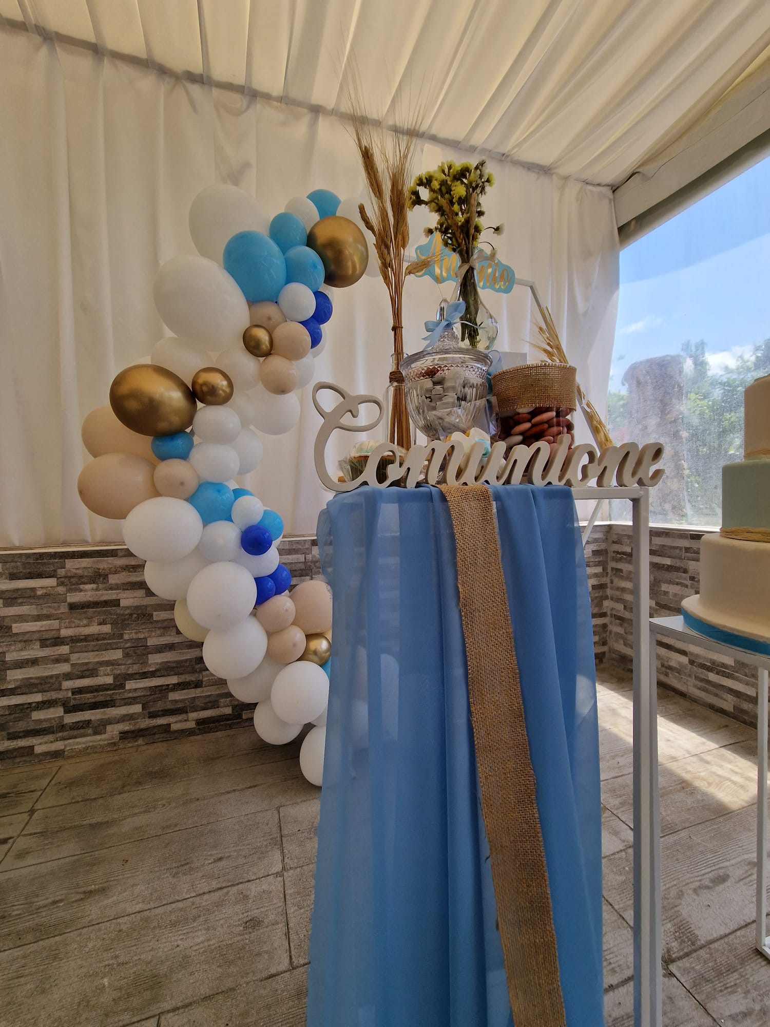 tavolo con palloncini e una torta sopra in una stanza