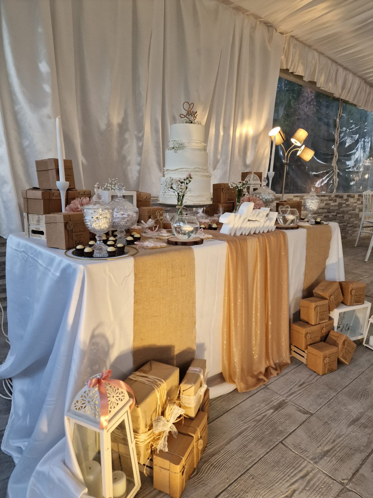 tavolo nuziale con decorazioni