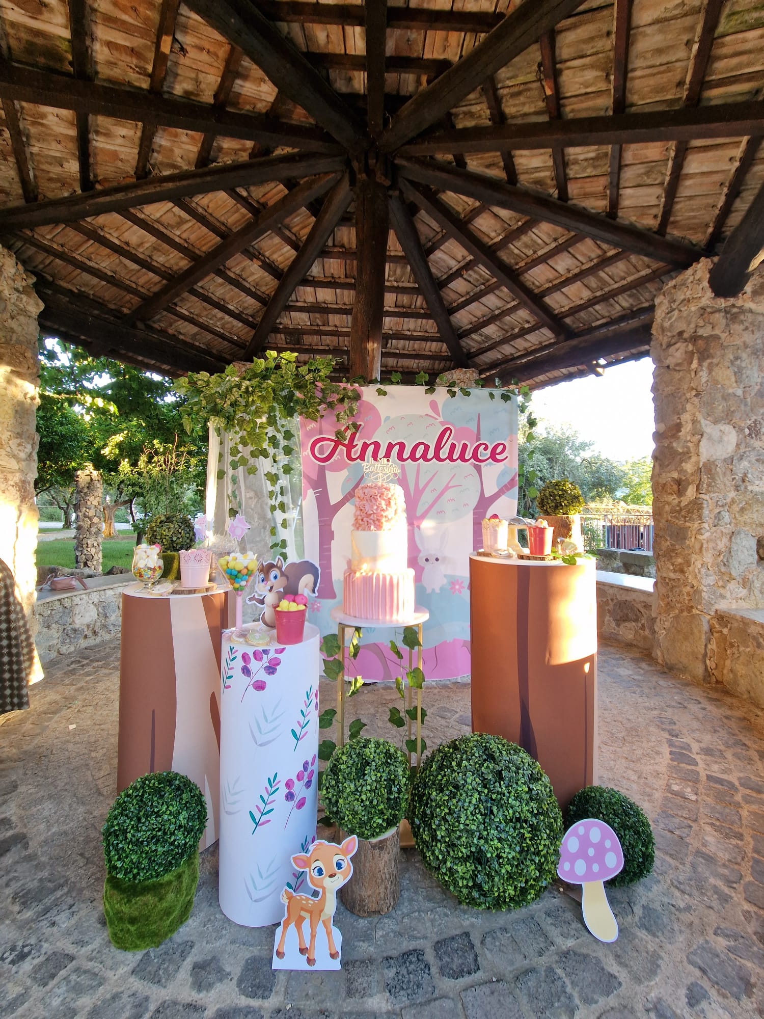 ricevimento per un battesimo sotto un gazebo di legno