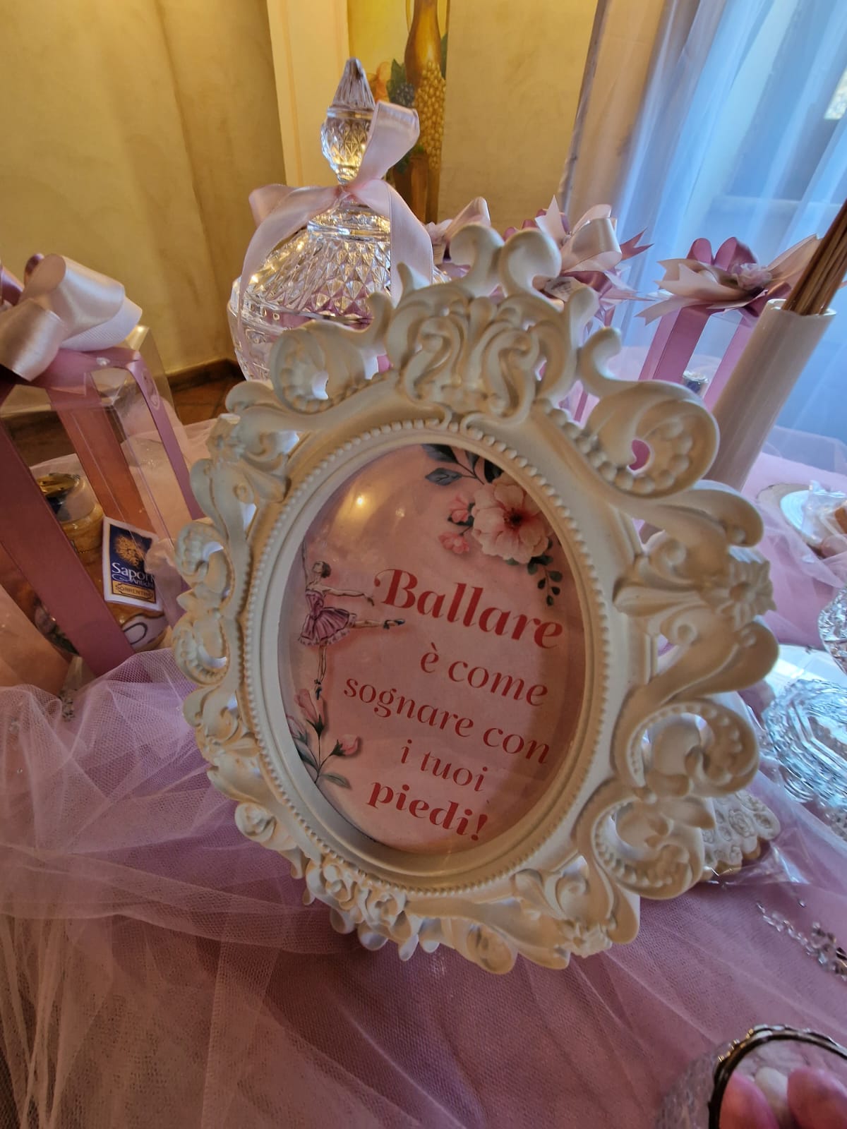 cornice con un messaggio appoggiata su un tavolo decorato