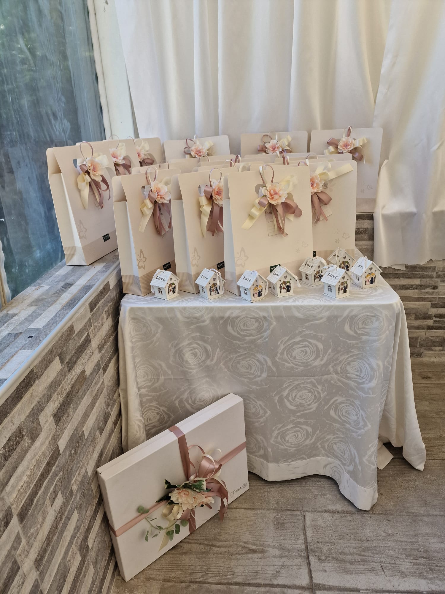 tavole apparecchiate per un ricevimento