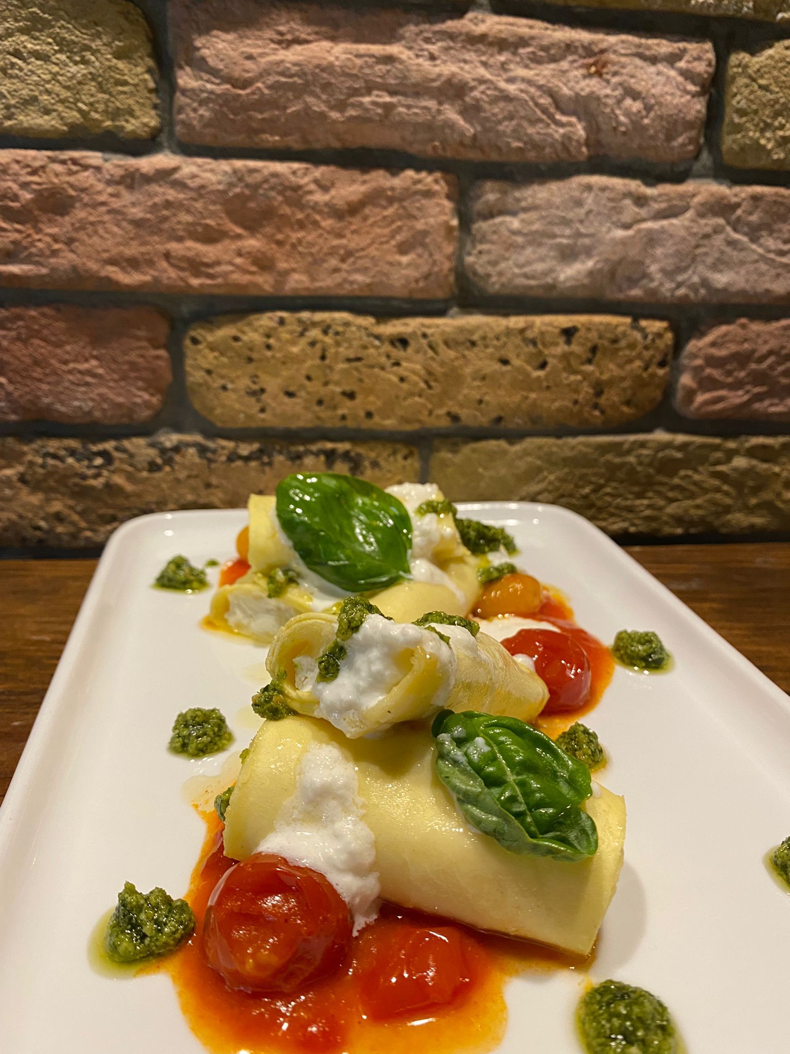 mezze maniche con basilico, pomodoro e mozzarella