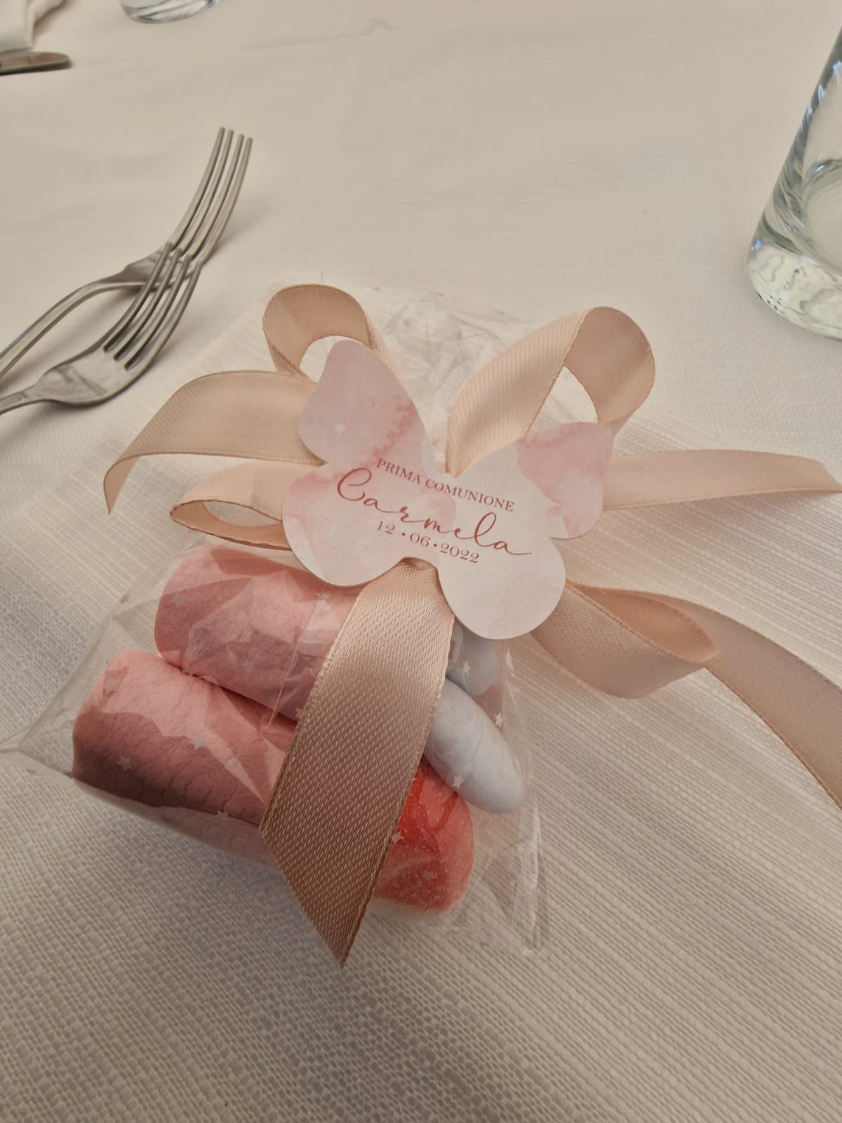 sacchetto di caramelle è appoggiato su un tavolo