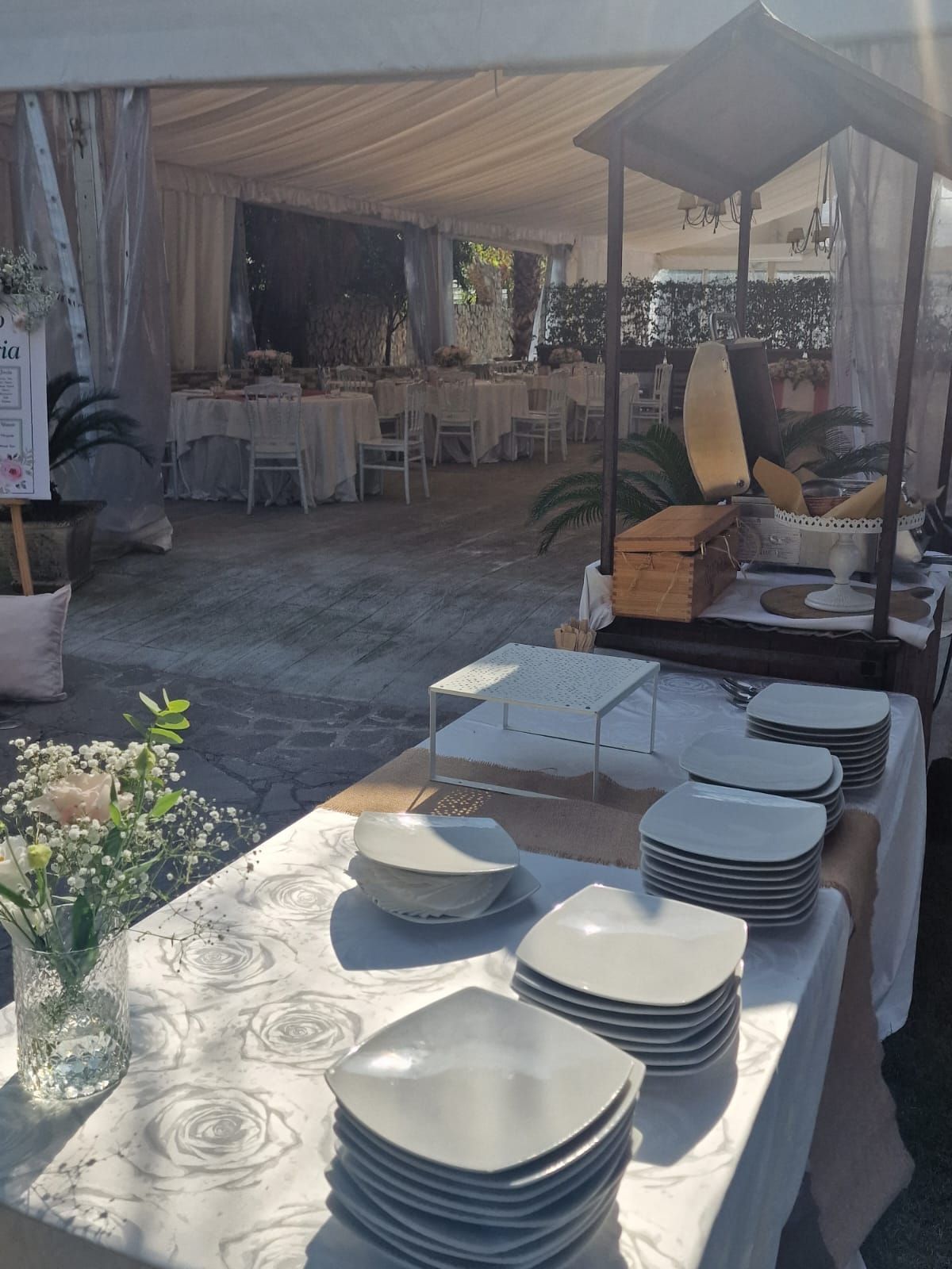 tavolo con piatti e ciotole davanti a una tenda