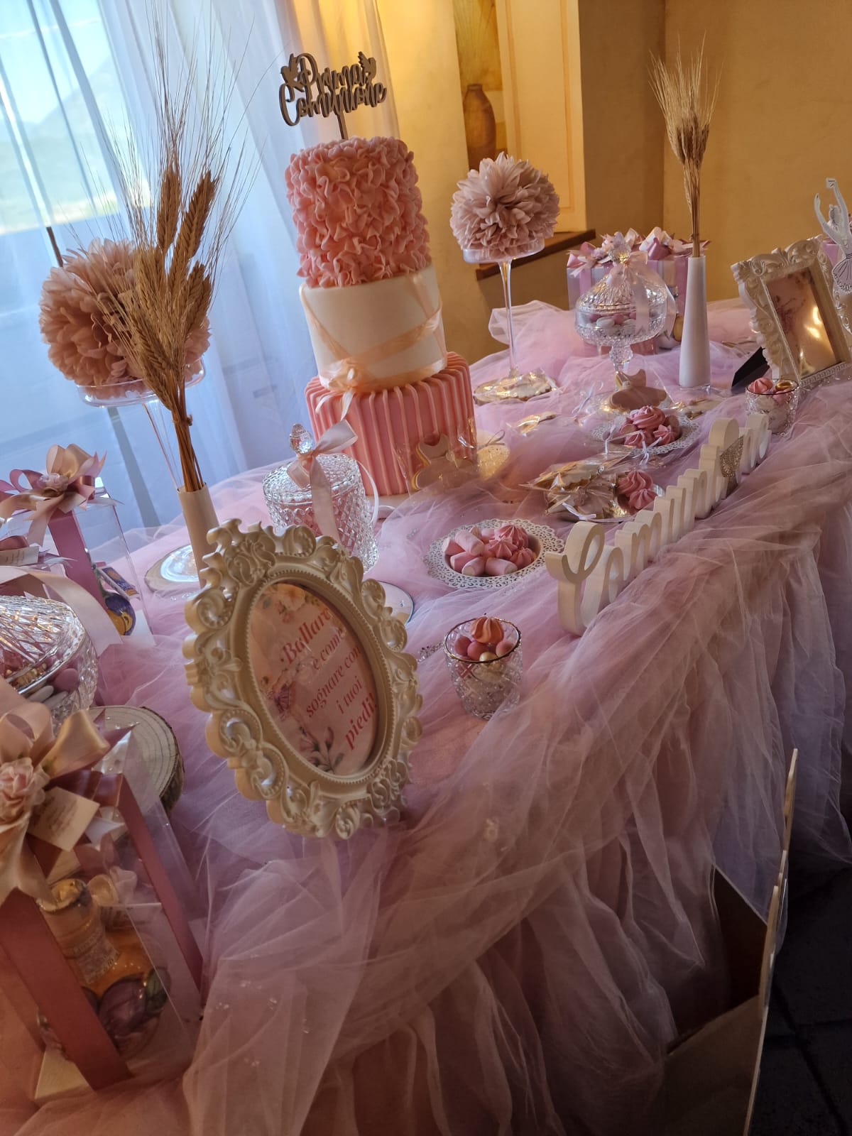 tavolo con una tovaglia rosa e una torta sopra