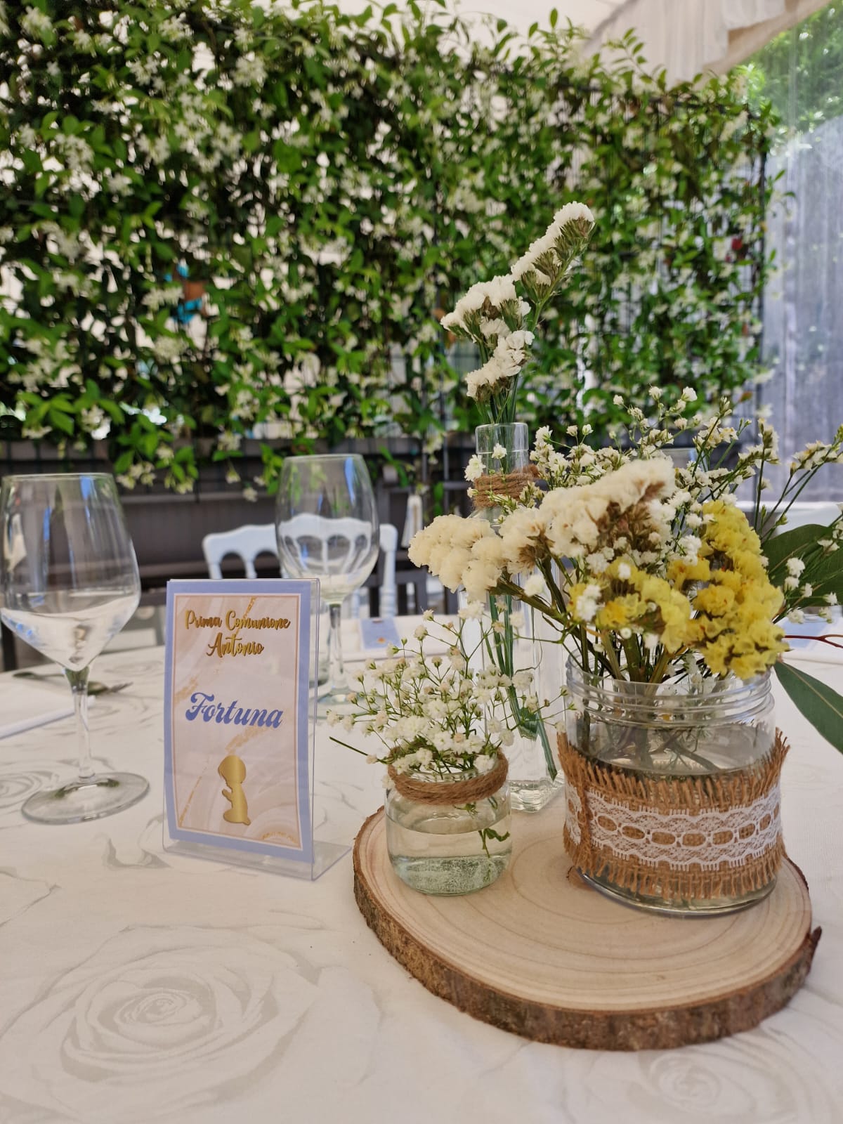 tavolo con dei fiori e un cartello sopra