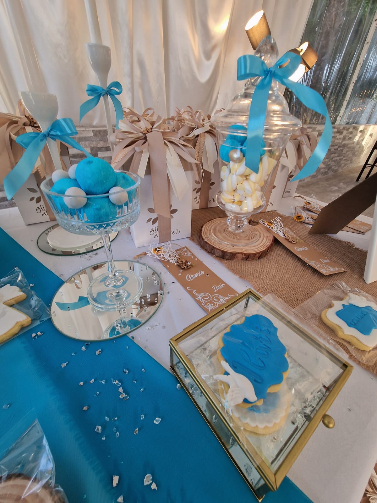 tavolo con decorazioni blu e bianche e biscotti sopra