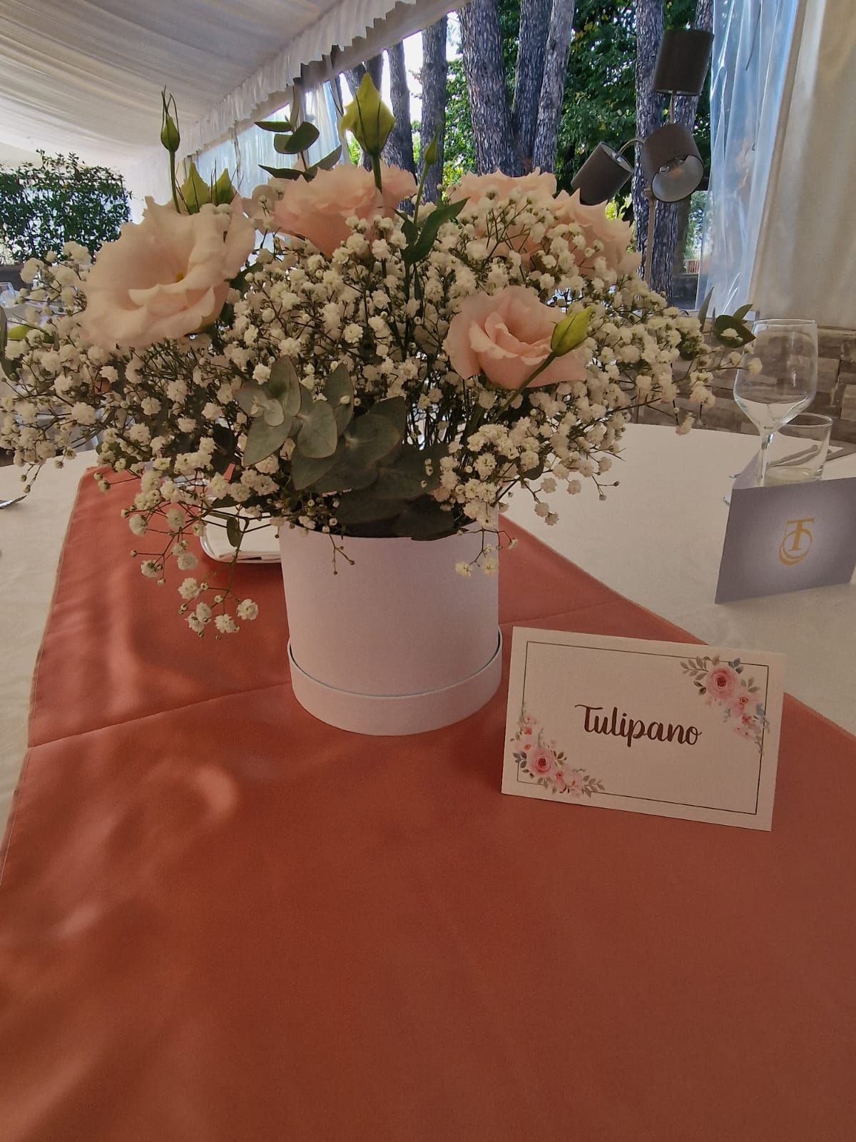 vaso pieno di fiori appoggiato su un tavolo