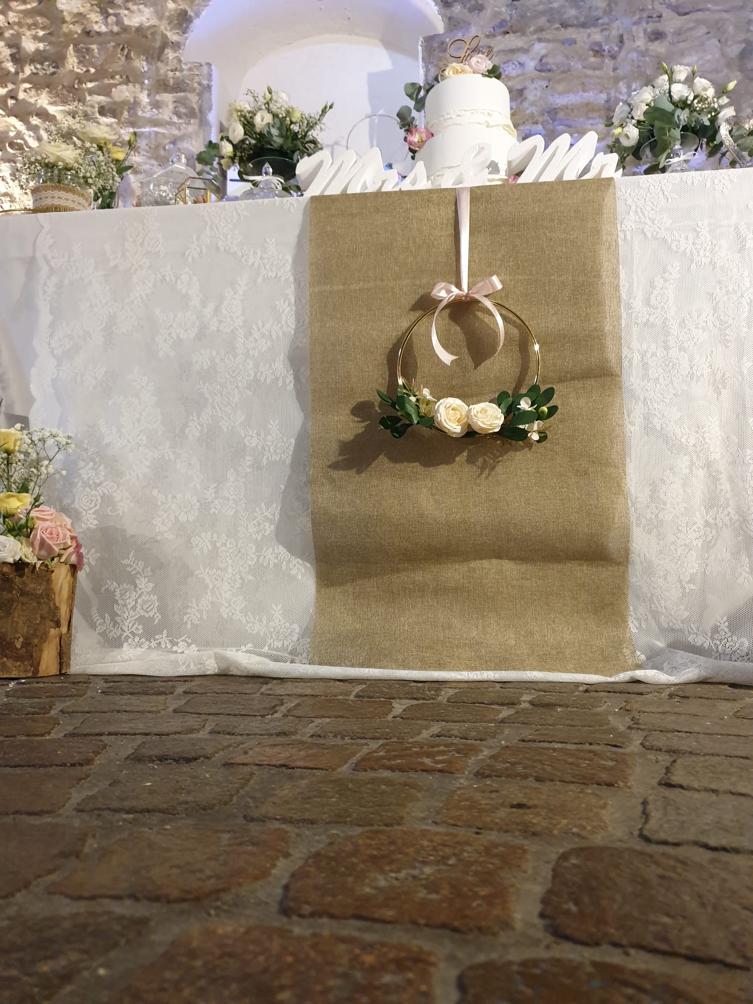 tavolo con una torta e dei fiori sopra