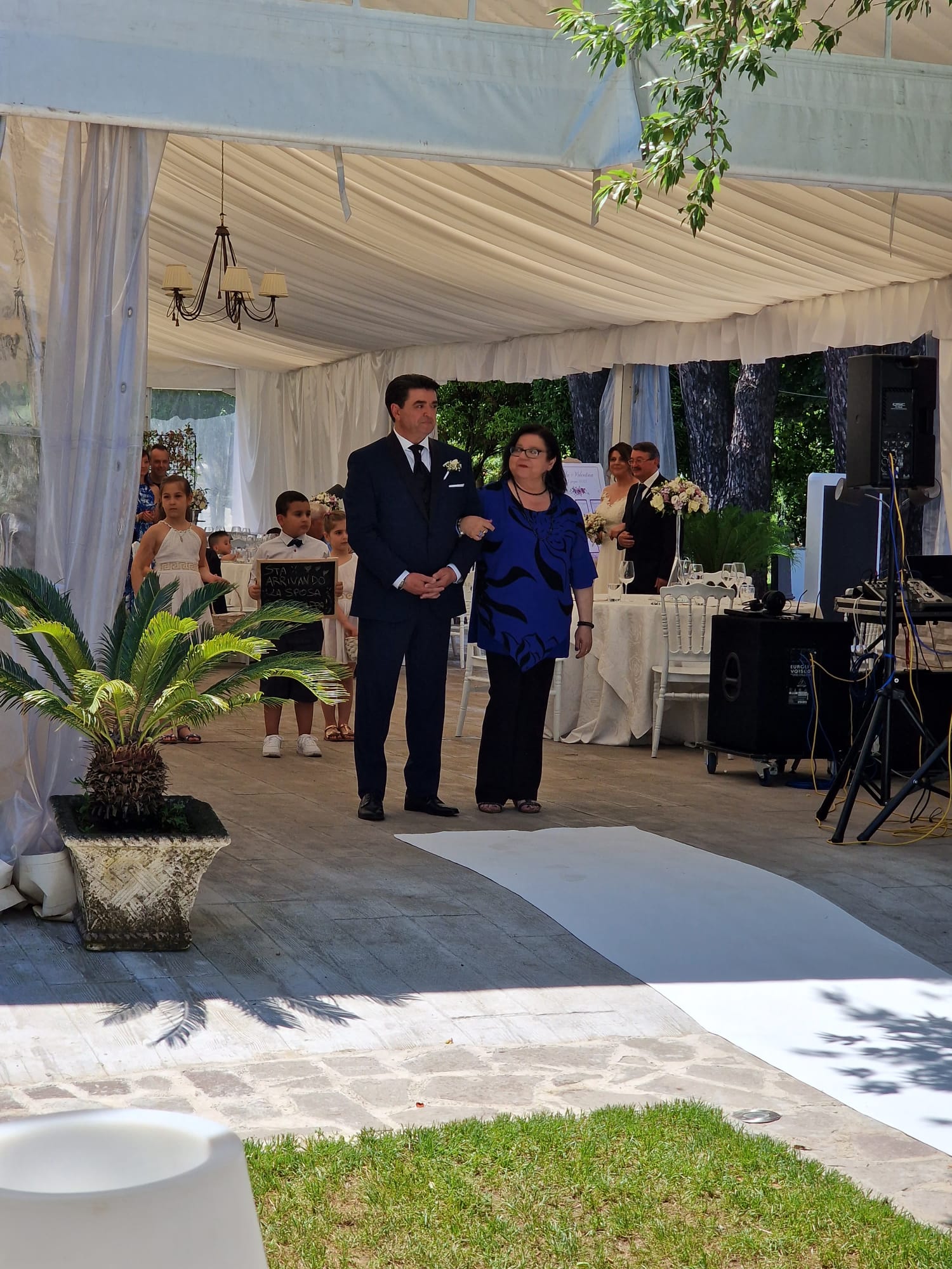 navata allestita per un matrimonio all'aperto