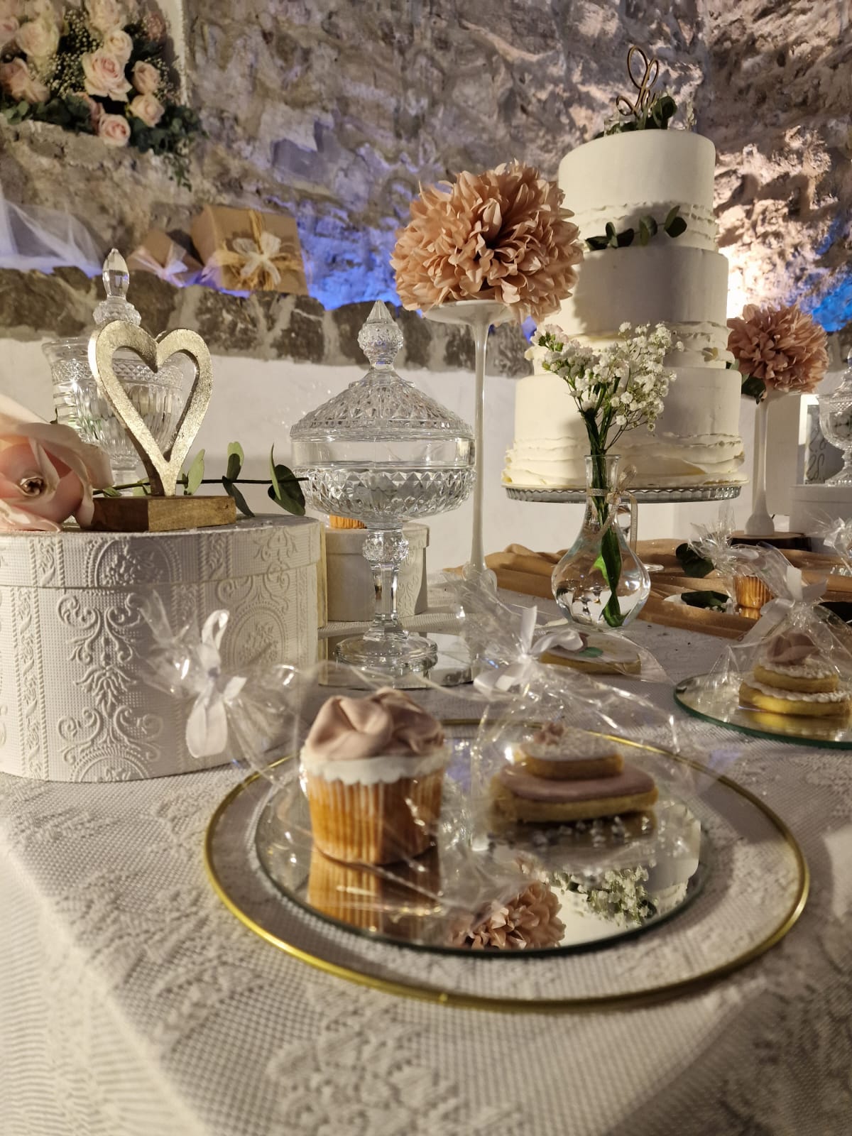 tavolo con sopra una varietà di dolci e torte