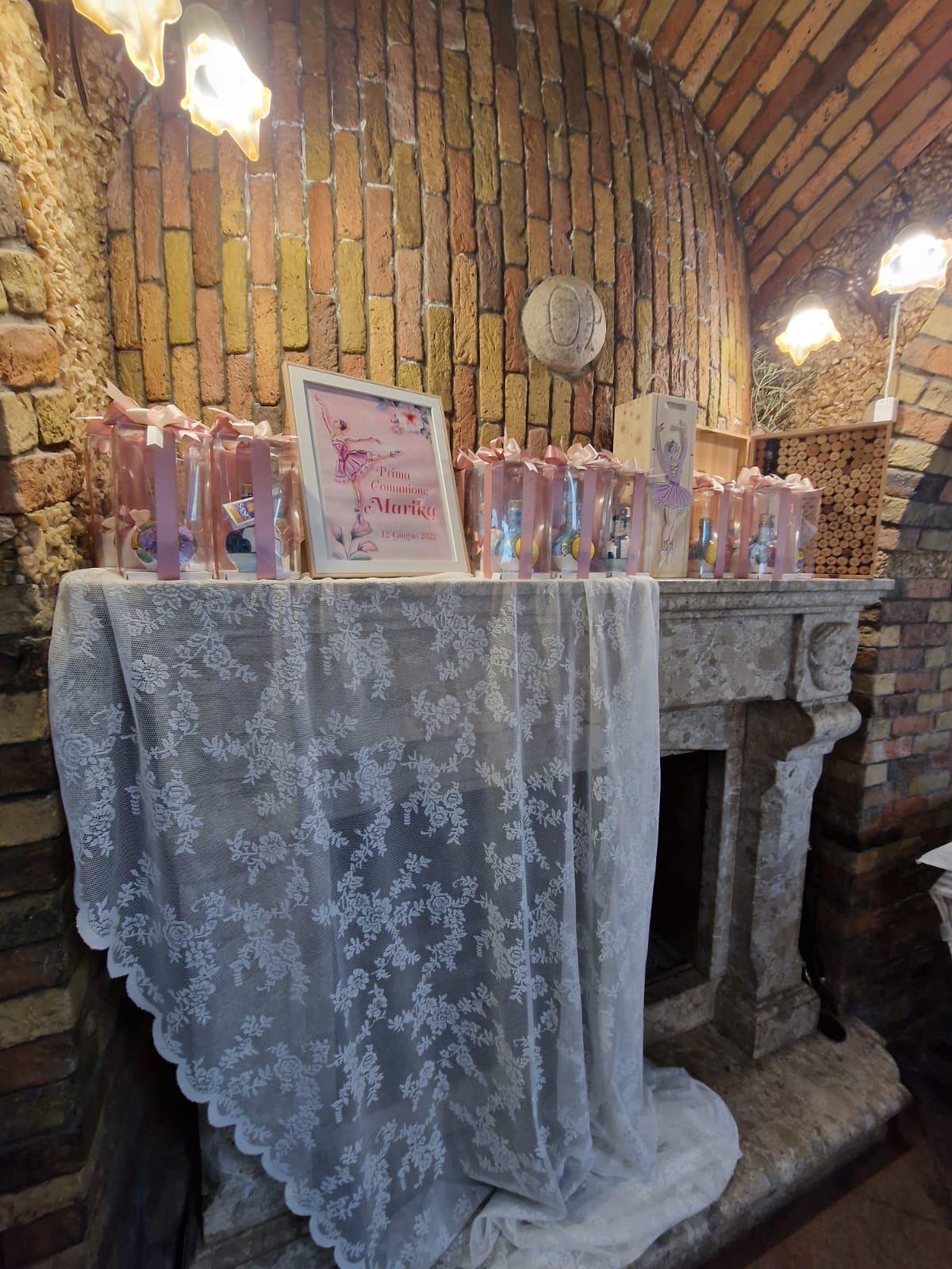 sala decorata con delle bomboniere