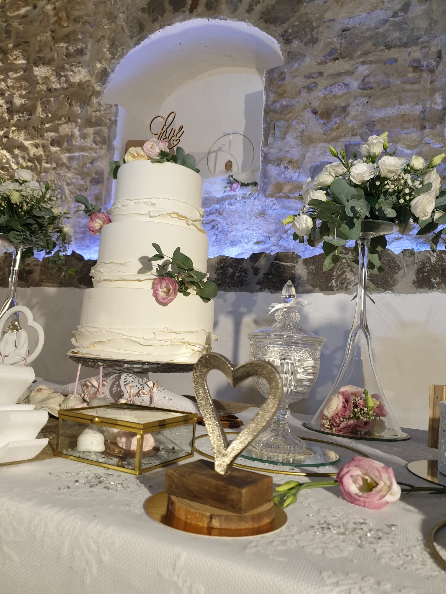 torta nuziale è posta su un tavolo con dei fiori