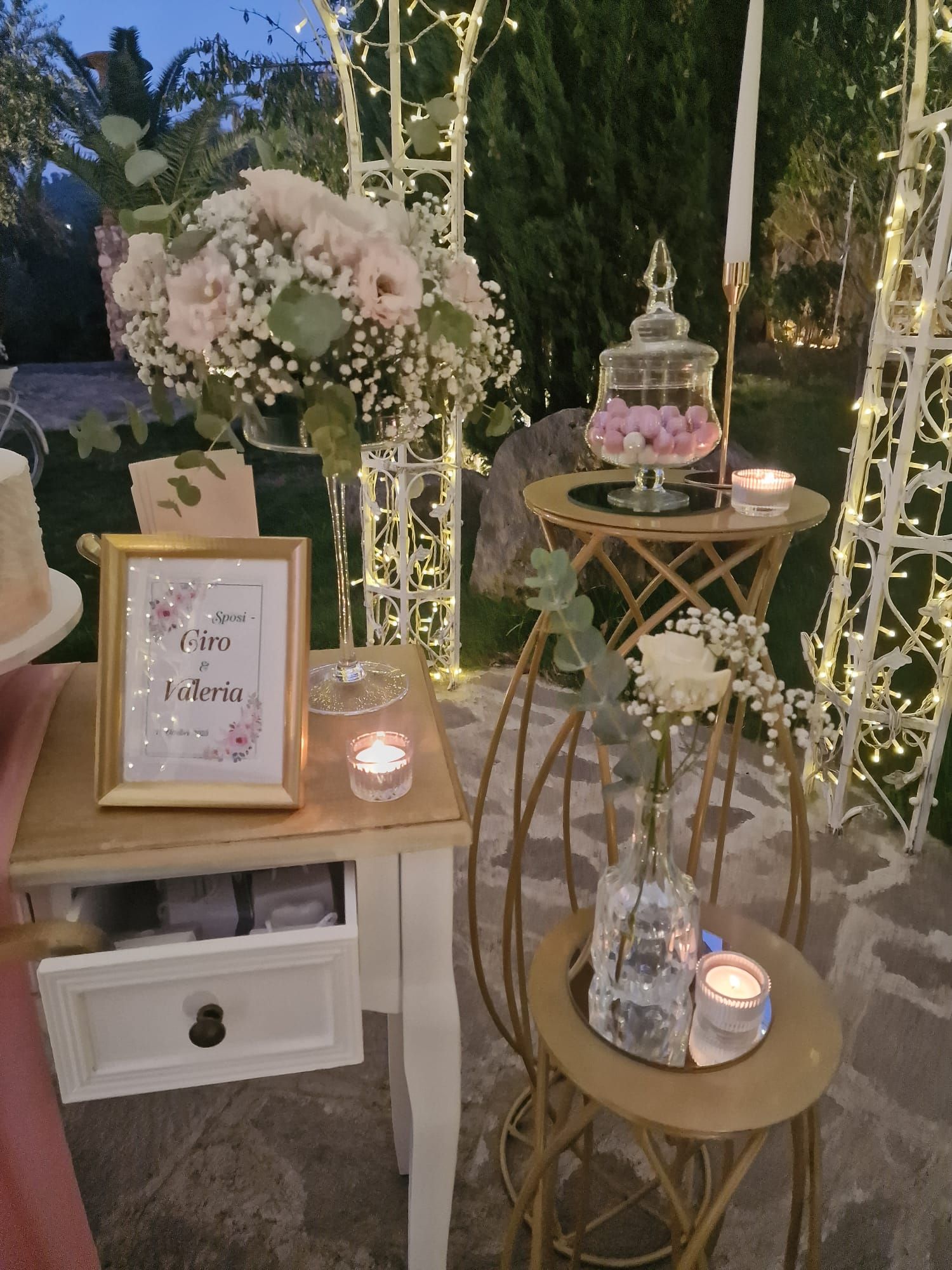 tavolo con fiori, candele e un cartello sopra