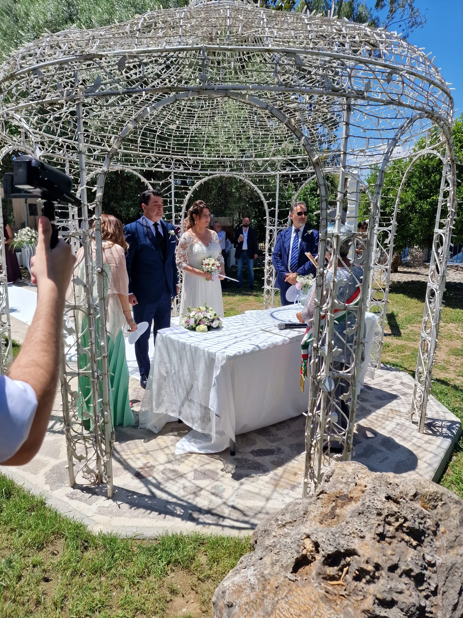 sposi sotto un gazebo che posano per una foto