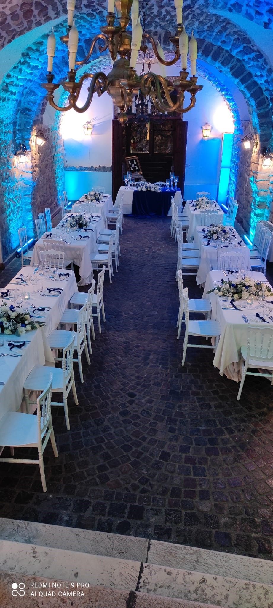 sala da pranzo interna con tavoli e sedie allestiti per un ricevimento di nozze