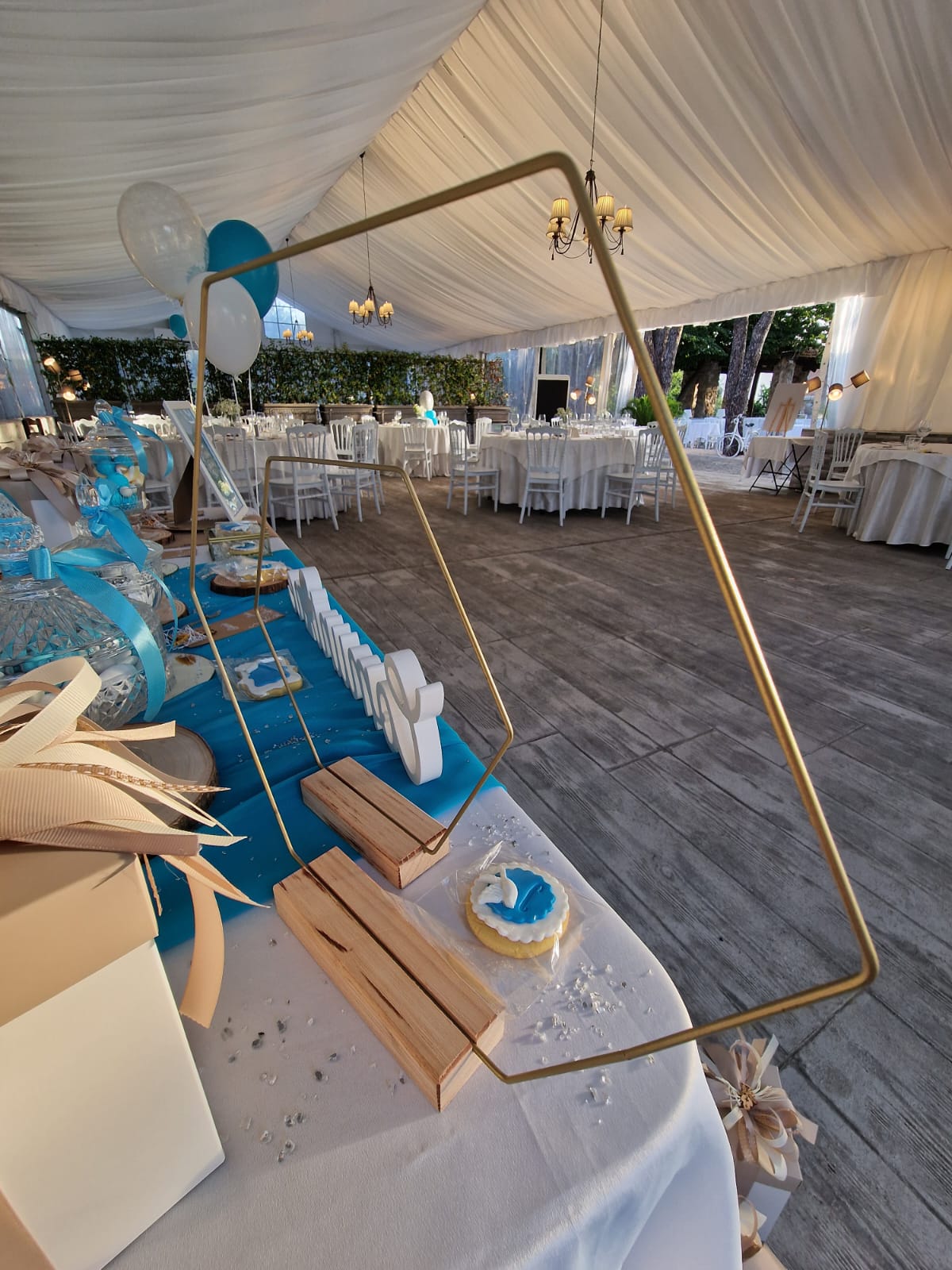 tavolo con una cornice posizionato sotto una tenda