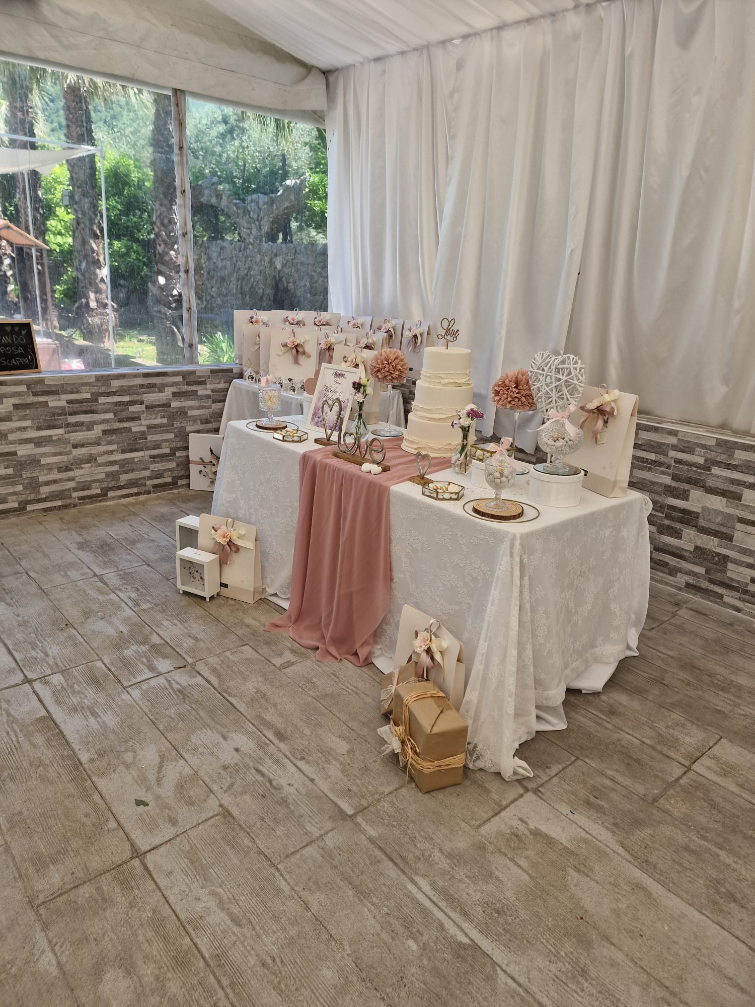 C'è un tavolo con una torta sopra in mezzo alla stanza.