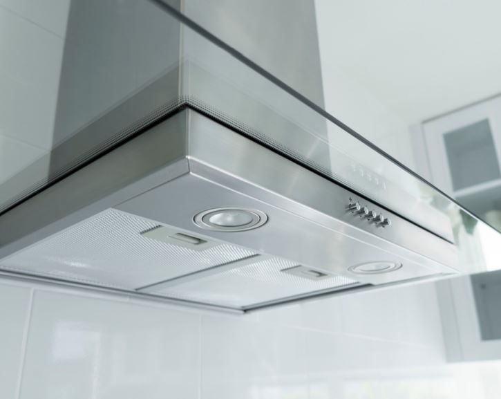 Arquitectos revisando planos alrededor de una mesa